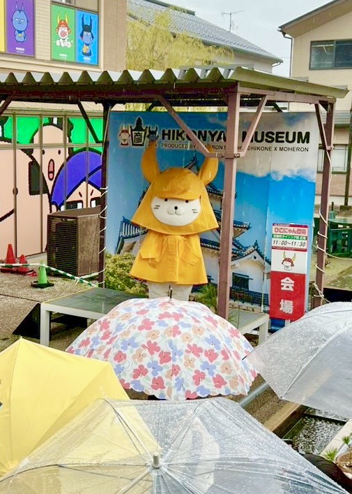 本日の #彦根 は朝から雨が降っていたでござるよ☂️ #ひこにゃん 殿は