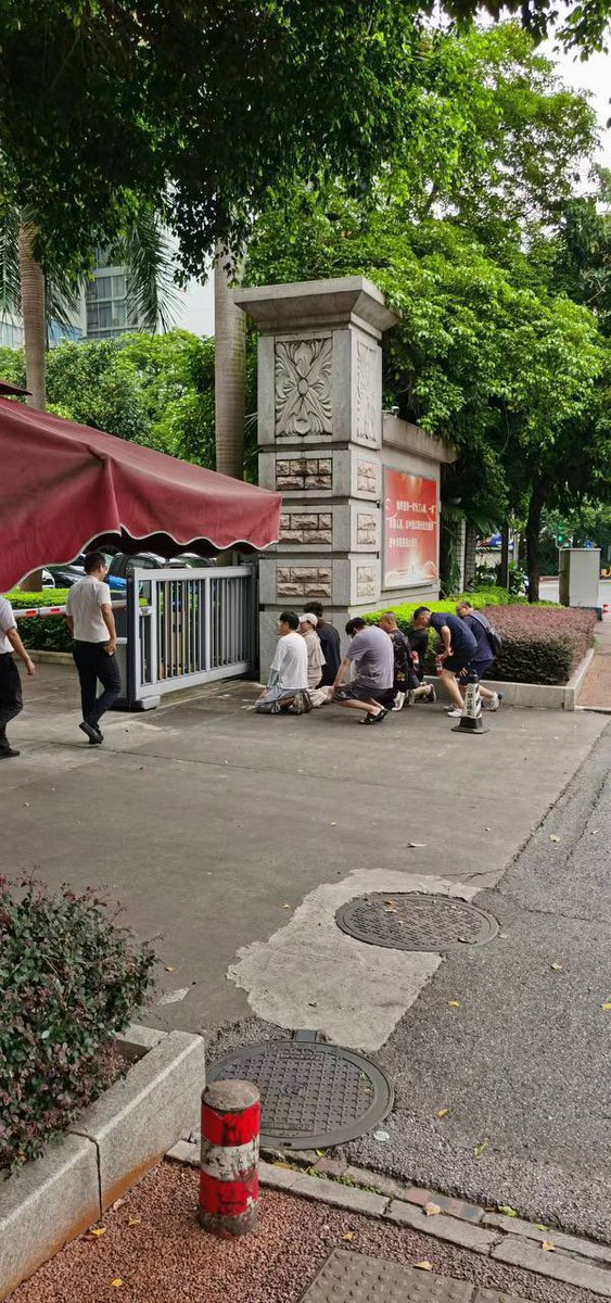 Call44Justice's tweet image. 全国安银受害者在广西南宁纪委门前下跪请愿。…