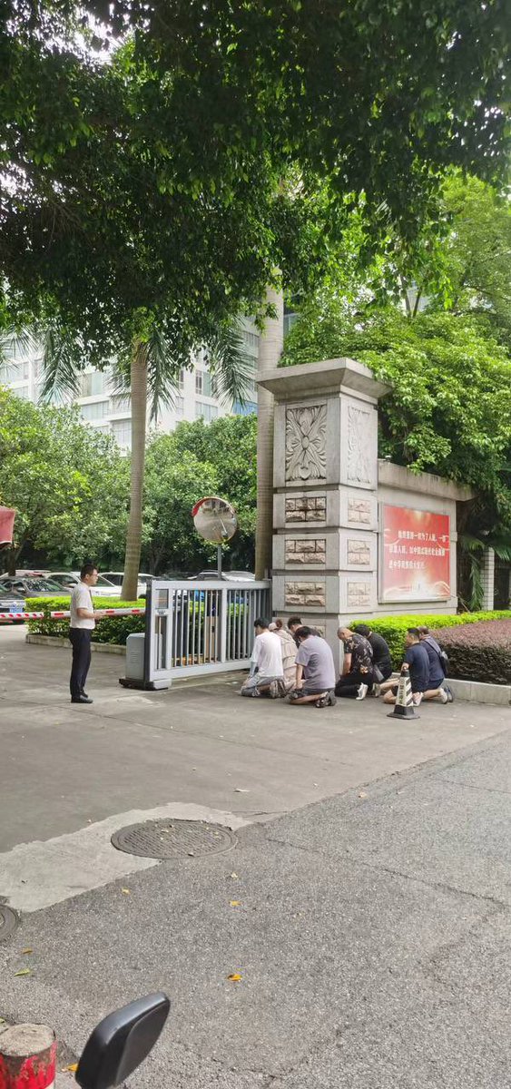 Call44Justice's tweet image. 全国安银受害者在广西南宁纪委门前下跪请愿。…