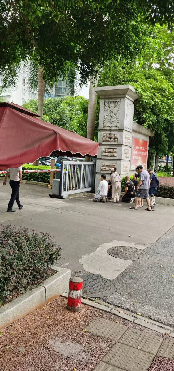 Call44Justice's tweet image. 全国安银受害者在广西南宁纪委门前下跪请愿。…