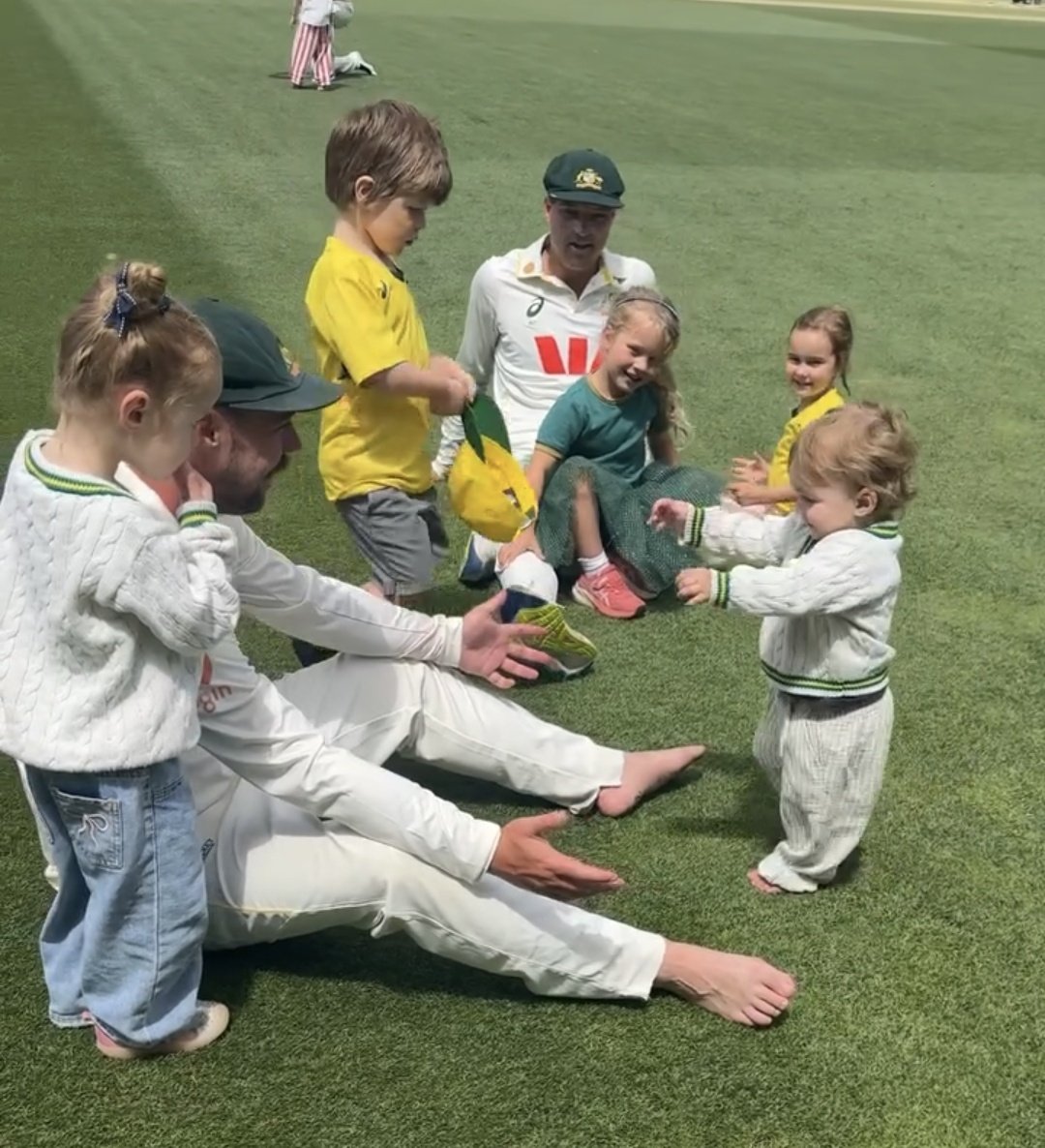 ImTanujSingh's tweet image. Travis Head &amp;amp; Alex Carey with their Kids at Adelaide after won the Ashes. ♥️

- A beautiful picture!