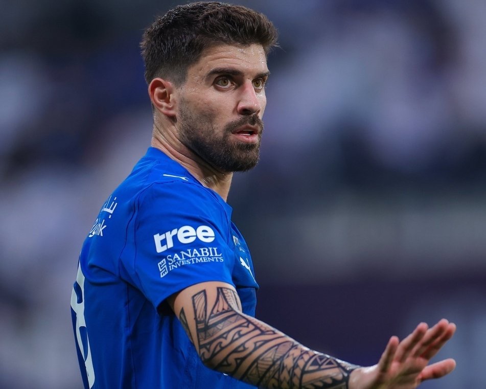 #الحقيقــــه_توجـــــع
- #روبن_نيفيز  أخبر المقربين منه برفض عرض الهلال وتمنى الانتقال لنادي النصر تحديداً
وقال :
- لن ألعب في السعودية إلا لنادي النصر أو سوف أقبل بعرض مانشيستر يونايتد

- تبغى تصدق ماتصدق بكيفك . وليد الفراج وإعلام الهلال مهو أحسن مننا