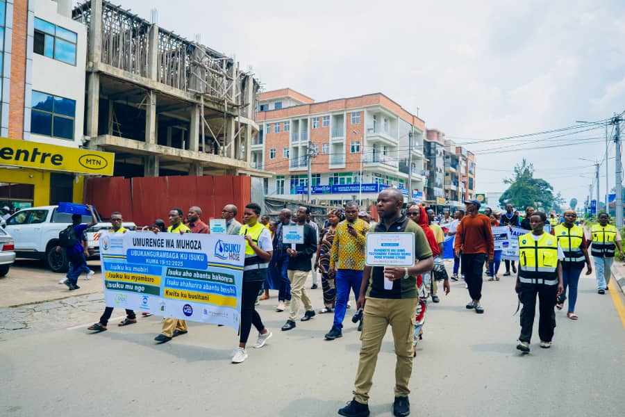 <a href="/RwandaYouthVol1/">Rwanda Youth Volunteers</a> Muri <a href="/MusanzeDistrict/">Musanze District</a> mu Murenge wa Muhoza hamwe n'inzego zose bakomeje ubukangurambaga bugamije kwimakaza Isuku Aho bakorera, Aho batuye, Aho bagenda ndetse no kumyambaro ya buri muntu. Abatuye Umujyi wa Musanze kimwe no muyindi Mirenge biyemeje kwimakaza Isuku.