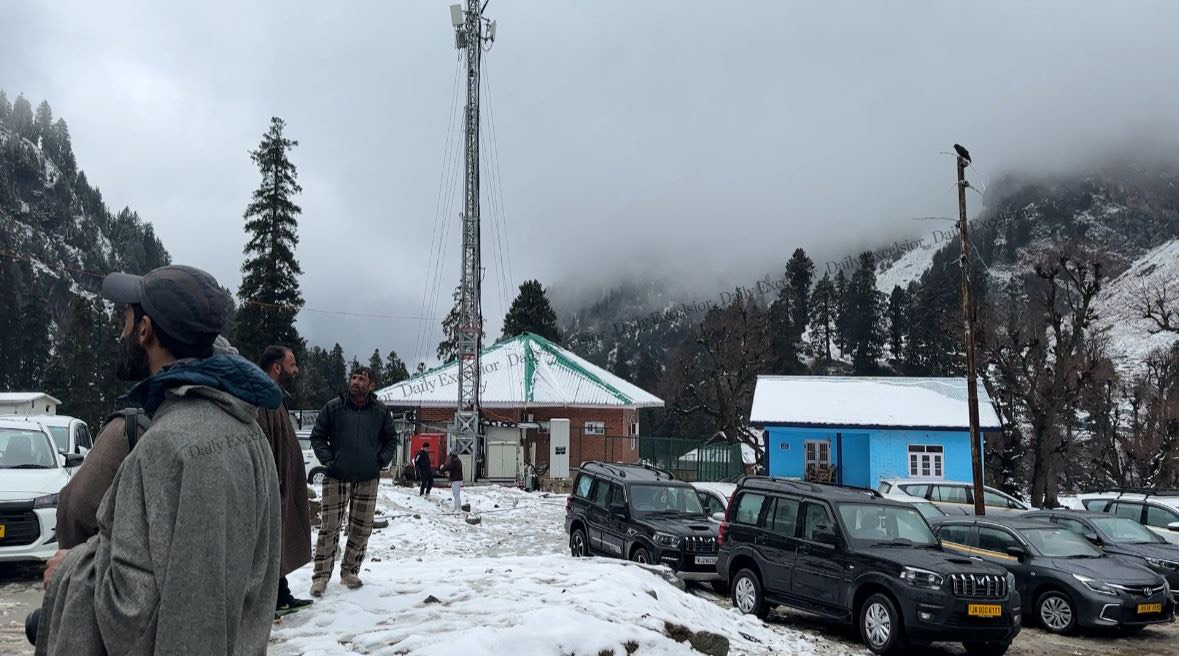 DailyExcelsior1's tweet image. #InPics | Tourists Enjoying Snow As Chandanwari (Pahalgam) Receives It's First Snowfall Of The Season.

#Chandanwari #Pahalgam #Snowfall 

Pics | Sajad Dar/Excelsior