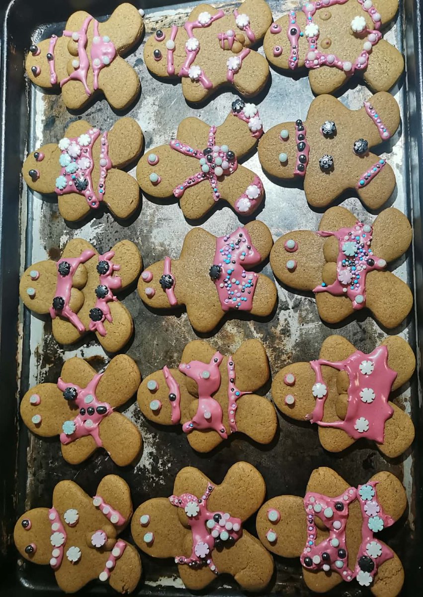 LadyMtl's tweet image. On a fait nos biscuits au pain d'épice