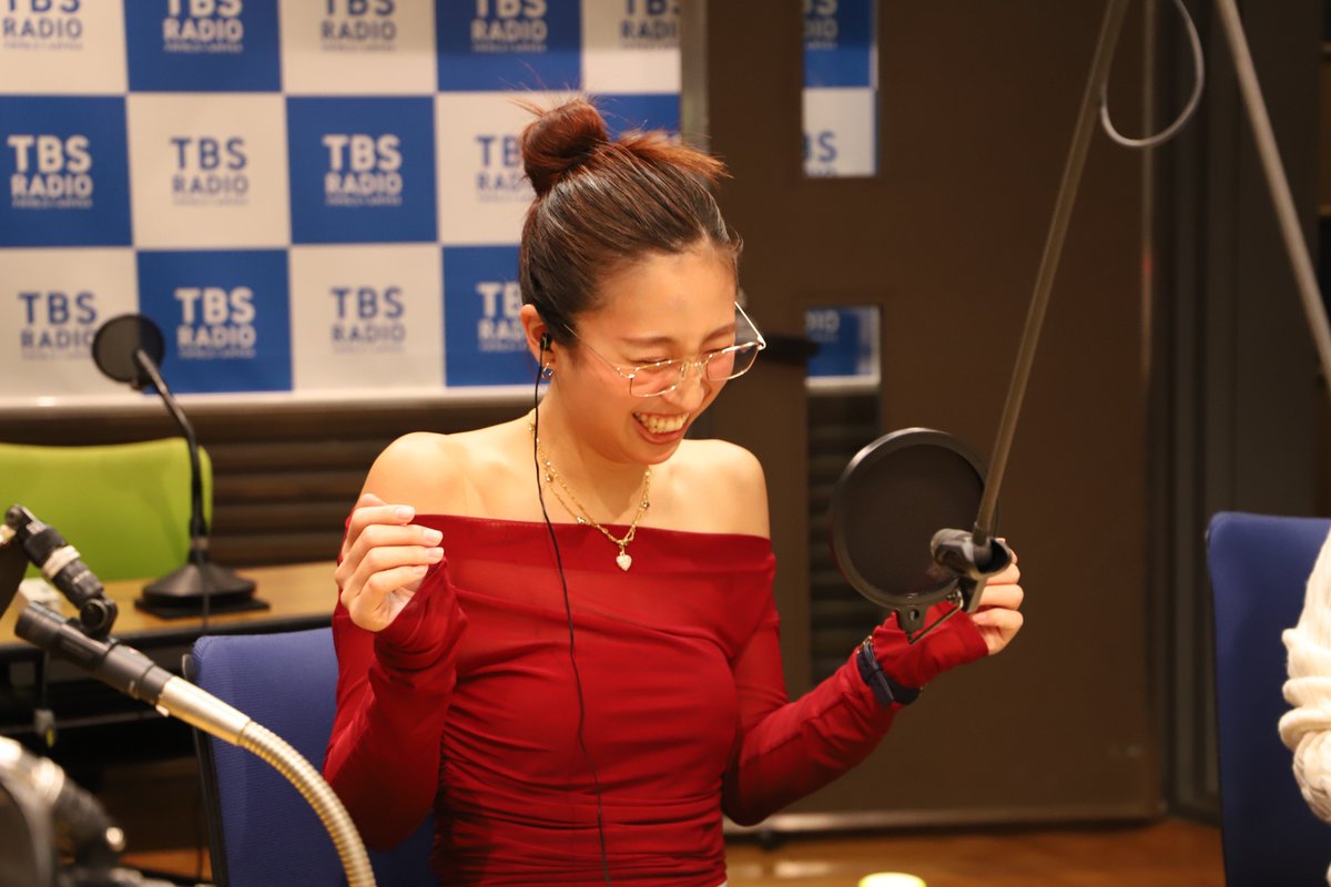 nichiyou905954's tweet photo. サンデー中継くん
特別編『戦力外通告の女たち』

🎤この１年に登場した
　　中継リポーターが勢ぞろい🎤

１人目は、河辺ほのか さん👶
メガネをかけて‥
デコルテだして‥🎄

＼ 新ネタ「メモ～メモ～👶」／
https://t.co/95o0ryYkD3
#爆笑問題 #ns954 https://t.co/M3CiArxaq6