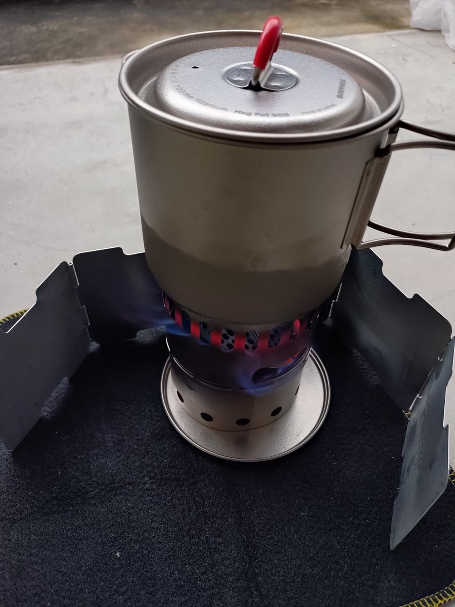 わざわざベランダでお湯を
沸かす変態｡

……スタンドを使うと風防の
高さが足りねぇ(´・ω・｀)