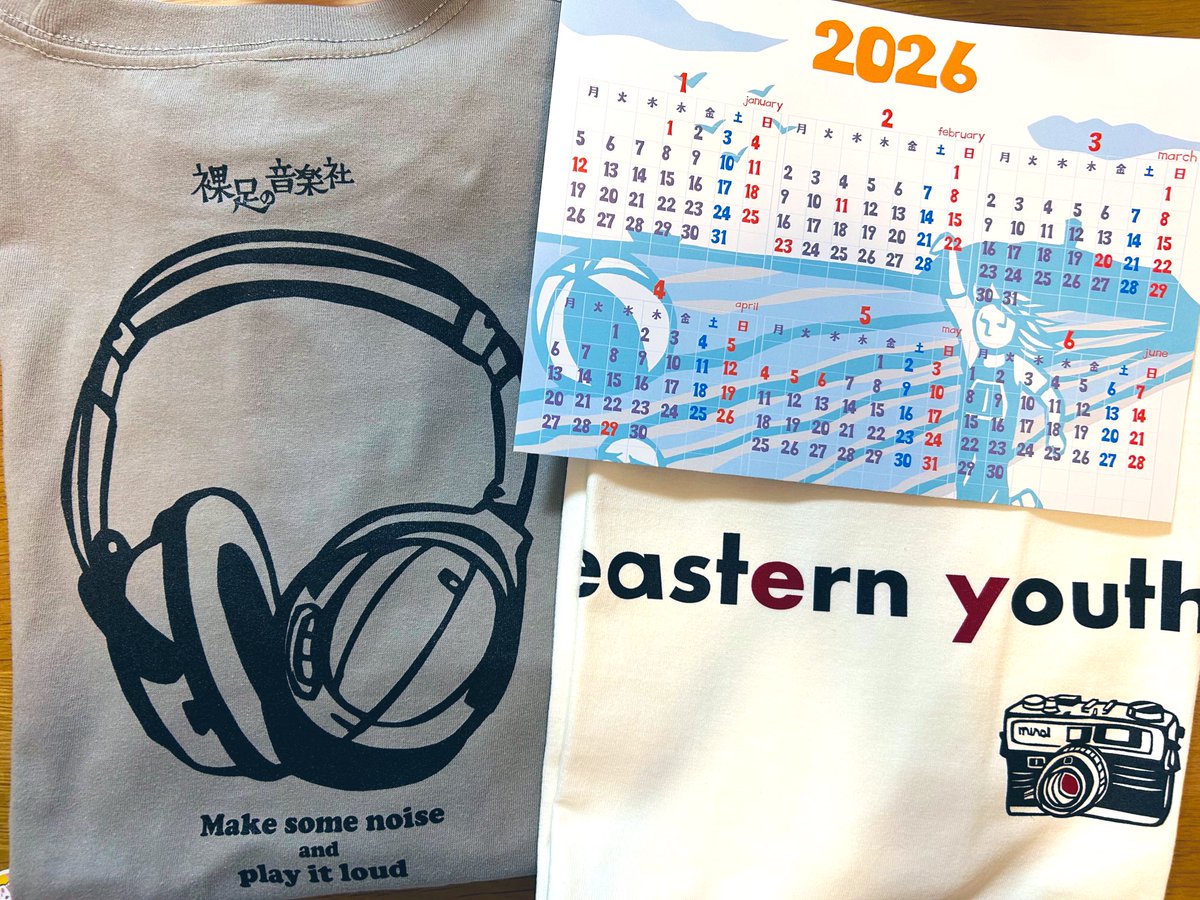 昨日のライブ中、振り上げた拳が前の方に当たってしまい、慌てて謝りながら背中を摩ったけど、突然に背後から叩かれ撫でられ恐怖だったのではと反省…見知らぬ方へ御免なさい🙏

12月のライブは格別でイースタンユースに感謝の気持ちが溢れます✨
Tシャツを買えてカレンダーも嬉しい。来年も頑張れる🍄