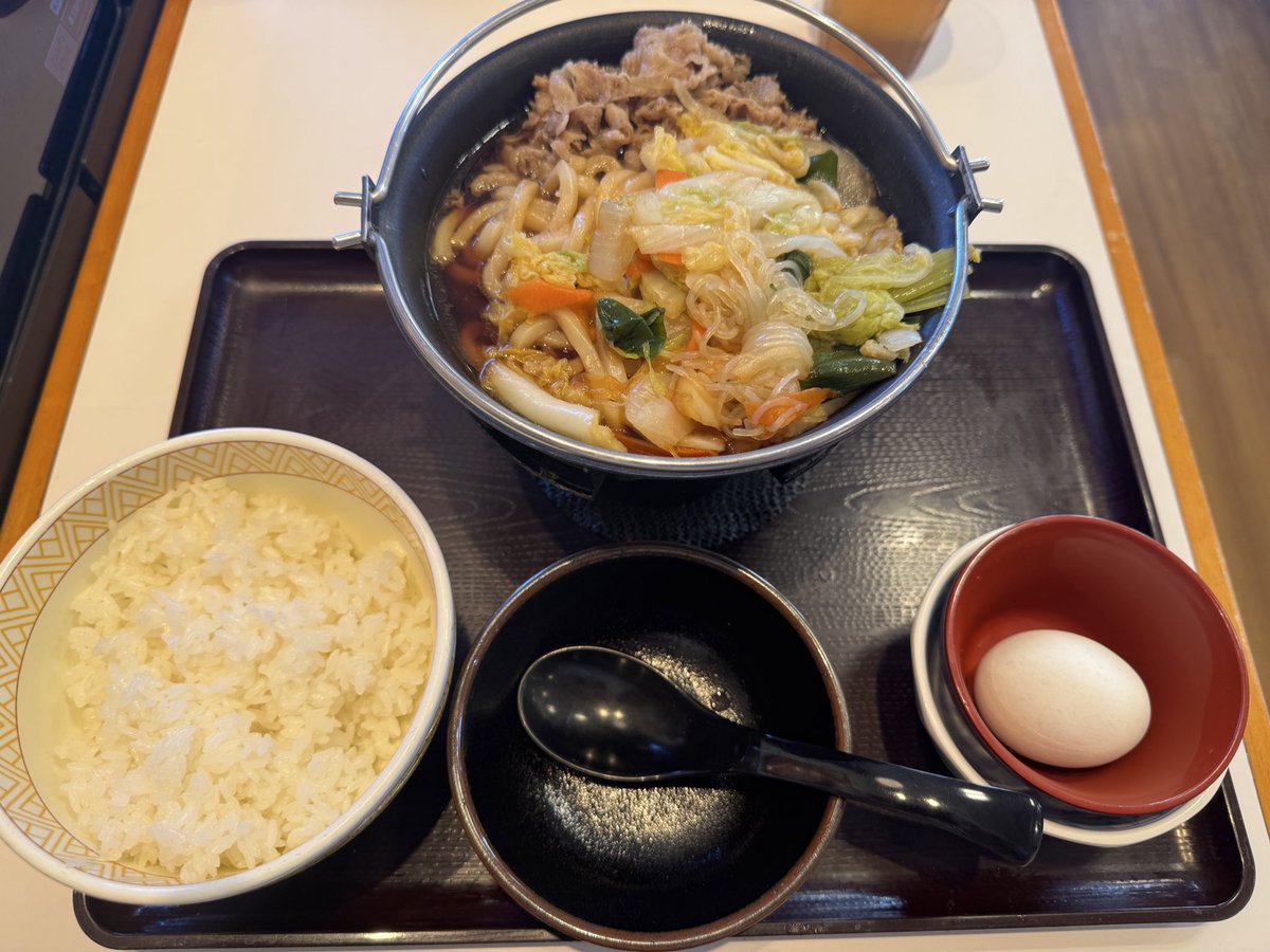 melinjol's tweet photo. すき家で牛すき焼き鍋定食
お客さんの多くがこれを頼んでました

牛丼に並ぶ定番商品なのかも https://t.co/18j04fggkY