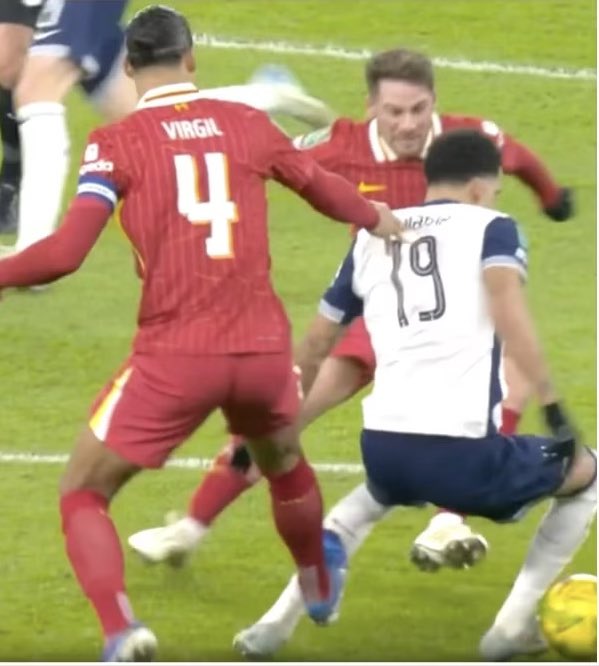 Can the <a href="/FA_PGMOL/">PGMO</a> explain the different between these two decisions 

Sam fixture, same incident, one of the same players involved — Only one results in a red card