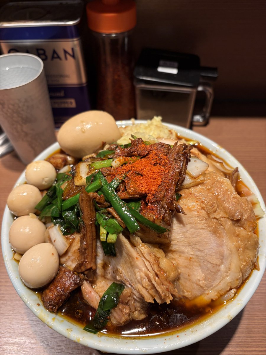 bkdq00's tweet photo. RamenBase046

限定スタミナラーメン���Ｖｅｒ．豚3ウズラ味玉
最近豚3がキツくなってきたw
味玉の半熟具合最高👍
炭さんへのお土���も無事に渡した🍊 https://t.co/iROj0xrakQ