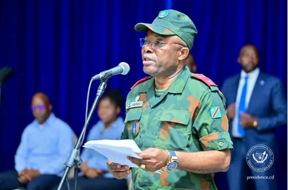 #RDC: Les #FARDC affirment que le retrait annoncé du #M23 d’#Uvira cache un redéploiement tactique vers les Moyens et Hauts Plateaux. Selon l'armée, certains éléments cherchent à rejoindre les groupes armés dans Fizi. Elle parle d’un « effet d’annonce » sans désengagement réel.