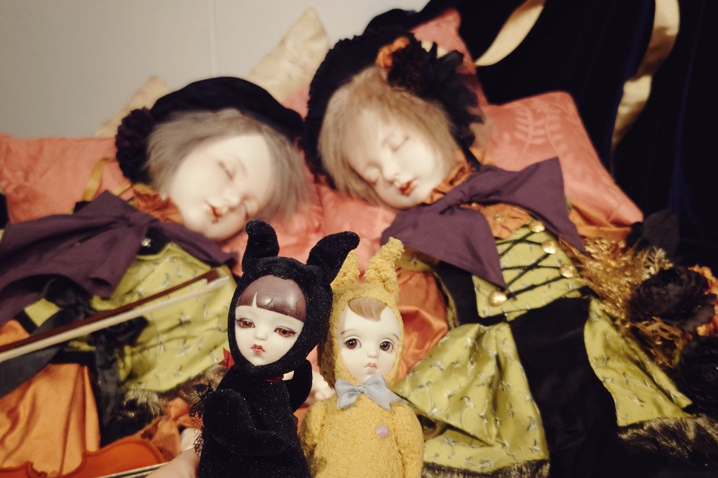 黄ムイ「おっちゃん、宮長さんの作品も素敵やなあ」
黒ムイ「自分たちの出番まで待ちくたびれて寝ちゃったのが可愛いわ」
黄ムイ「そうやな」

昨日お伺いした #第5回My・クリエイティブドール横浜(於；みなとみらいギャラリー)の会場での一コマでした。