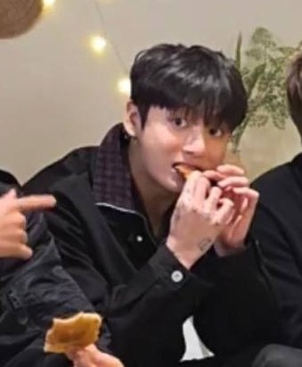 jungkook tweet media
