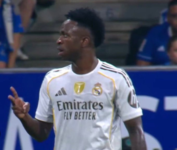 Lleváis años justificando y protegiendo al jugador más sunnormal que ha pisado nunca un campo de fútbol. 
Acabará mandando a segunda a su propia afición en el Bernabéu. 
Ahora, os lo coméis.