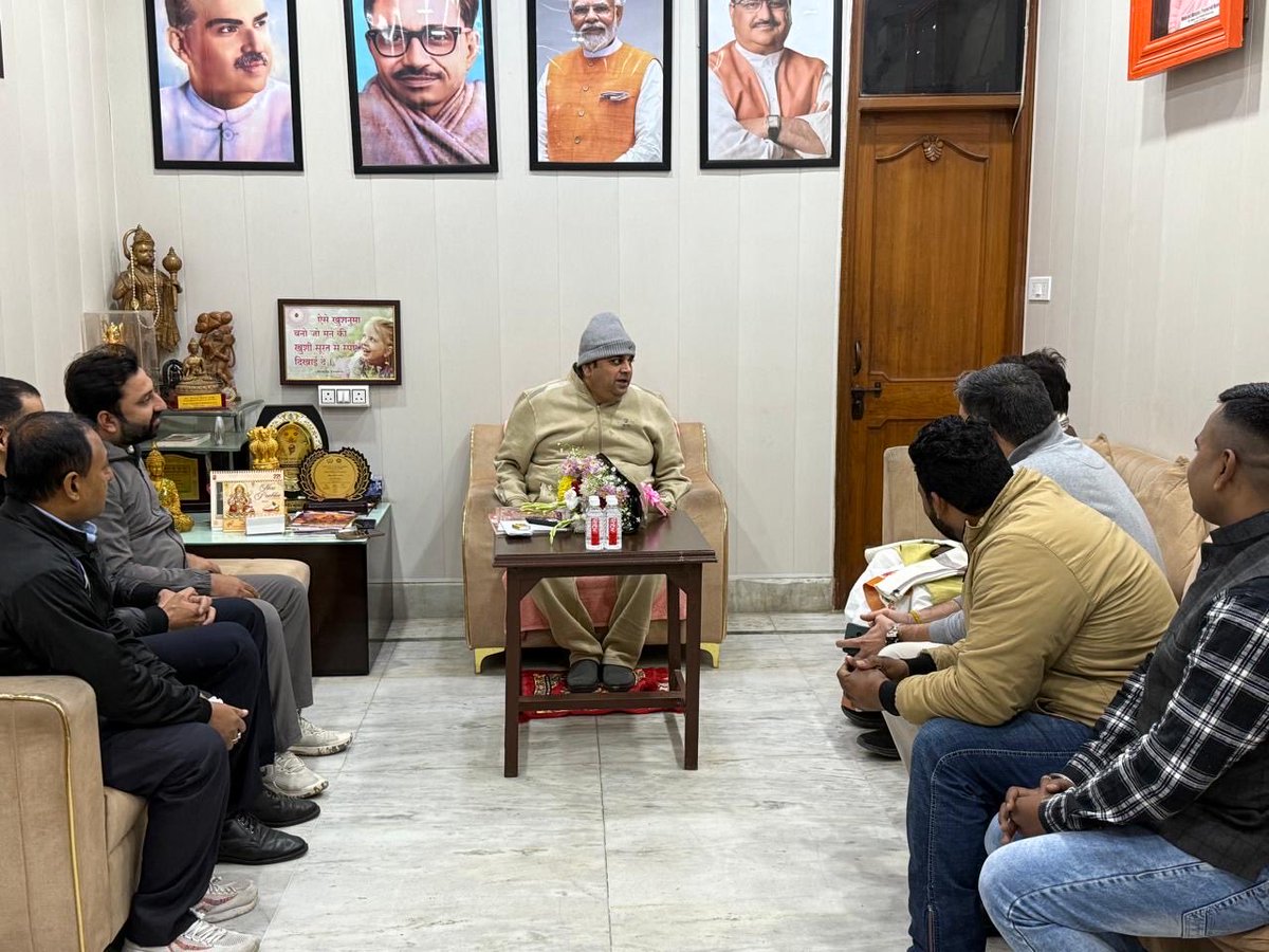 आज विकासपुरी विधानसभा स्थित कैंप कार्यालय में विकासपुरी विधानसभा के अलग-अलग इलाके से आए लोगों से से आत्मीय संवाद हुआ।
जनता ने अपनी विभिन्न समस्याएँ और सुझाव साझा किए, जिन्हें ध्यानपूर्वक सुनकर उनके शीघ्र समाधान हेतु संबंधित अधिकारियों को आवश्यक निर्देश दिए।

जनसेवा ही हमारा