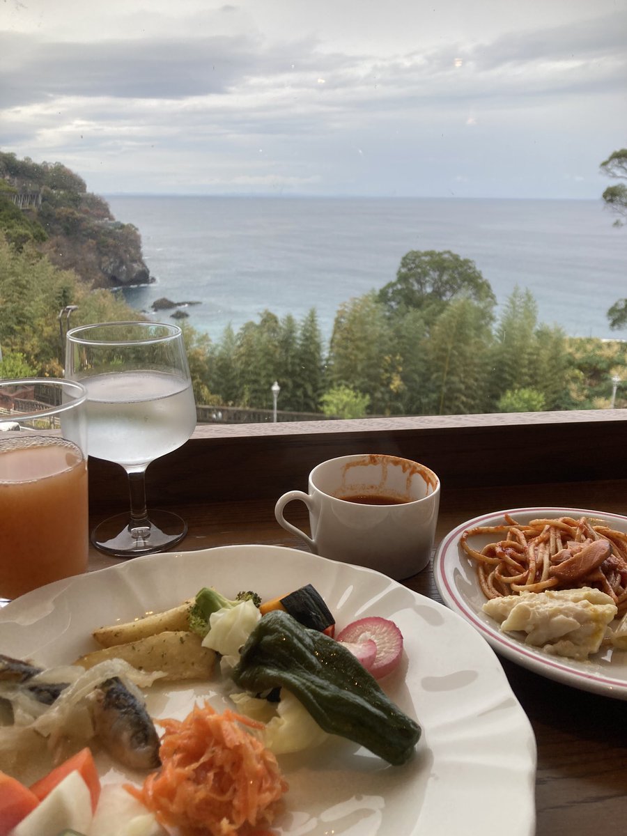 jennachon's tweet photo. 熱海でランチした🍽️
ここめっちゃ野菜とピザが美味しかった🥰
海が見えてロケーションも最高🌊🏖️
#acaoforest
#熱海
#codarossa
#ビュッフェ https://t.co/1x7zuoi55a