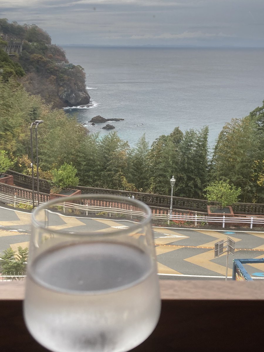 jennachon's tweet photo. 熱海でランチした🍽️
ここめっちゃ野菜とピザが美味しかった🥰
海が見えてロケーションも最高🌊🏖️
#acaoforest
#熱海
#codarossa
#ビュッフェ https://t.co/1x7zuoi55a