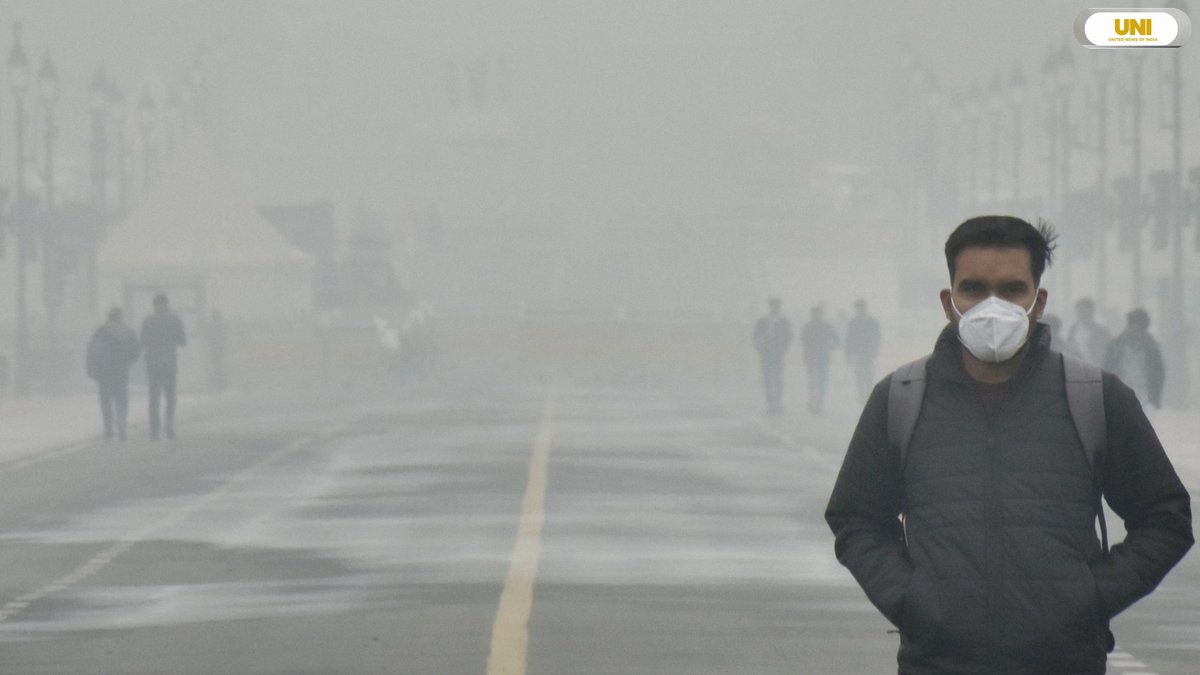 uniindianews's tweet photo. In Photos | People wearing masks walk at Kartavya Path amid the smog as air quality remains in the 'Severe' category, in Delhi earlier today.
📸: Ritik Jain / UNI
#AirPollution | #AirQuality | #Delhi | #PoorAir | #Smog | #AQI | #Pollution | #DelhiSmog | #DelhiAQI | #KartavyaPath | #Mask