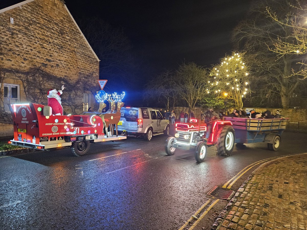 So many local groups and organizations make Christmas special. Well done to Ebrington tractor club. the Evesham Round Table Santa Sleigh passed the Lighted Tractor Parade 🎄🚜 #evesham #Broadway #worcestershire #cotswolds #roundtable