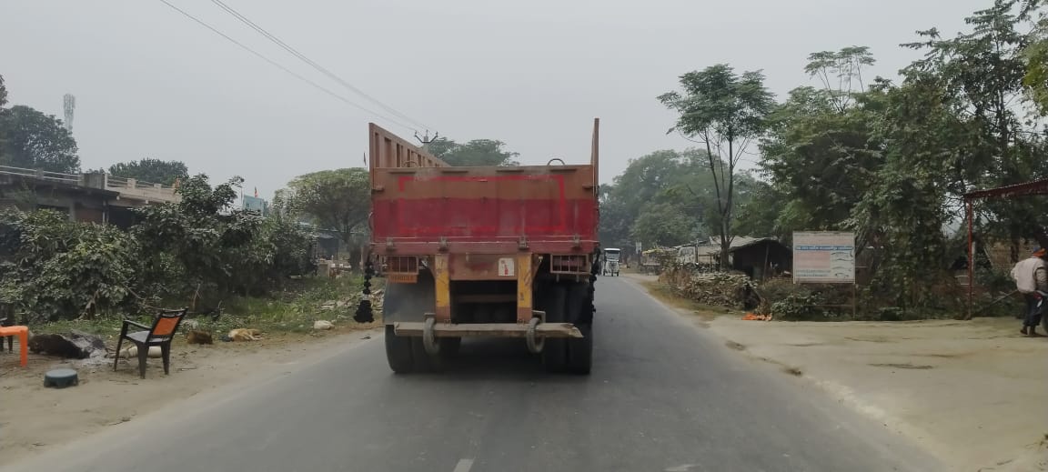 बिना नम्बर प्लेट के दौड़ रहा है ट्राला 
कुशीनगर RTO मौन 
<a href="/kushinagarpol/">Kushinagar Police</a> 
<a href="/ArtoKushin44961/">ARTO KUSHINAGAR</a>