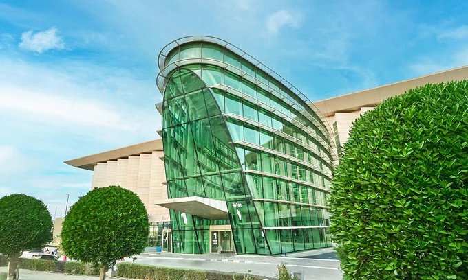 دله الصحية تكمل استحواذها على مستشفى المملكة والعيادات الاستشارية بعد شراء الأسهم المتبقية في شركة درع الرعاية القابضة بقيمة 434 مليون ريال، لترتفع ملكيتها إلى 100%.. خطوة استراتيجية تعزز حضور دله الصحية في الرياض، وتدعم التكامل التشغيلي وجودة الرعاية، بما يواكب النمو السكاني والاقتصادي للعاصمة 