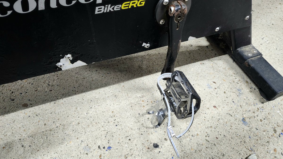 pine573's tweet image. Concept2 bike ergo にペダルクリップをつけました。信頼の三ヶ島製。