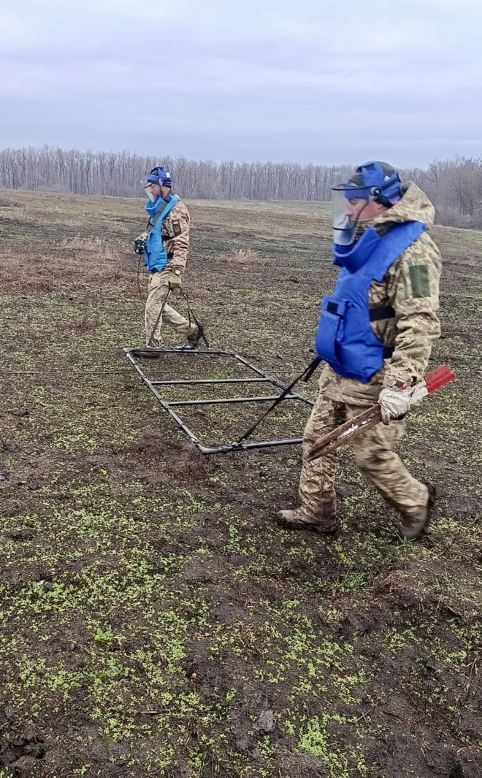SSTS_UA's tweet photo. Over the past week, explosive ordnance disposal (EOD) teams of the State Special Transport Service inspected and cleared 506.68 hectares of land of explosive hazards.
The largest number of explosive items was recovered in Kherson region — 663 units.
#ssts #demining https://t.co/UcKXmjvNUd