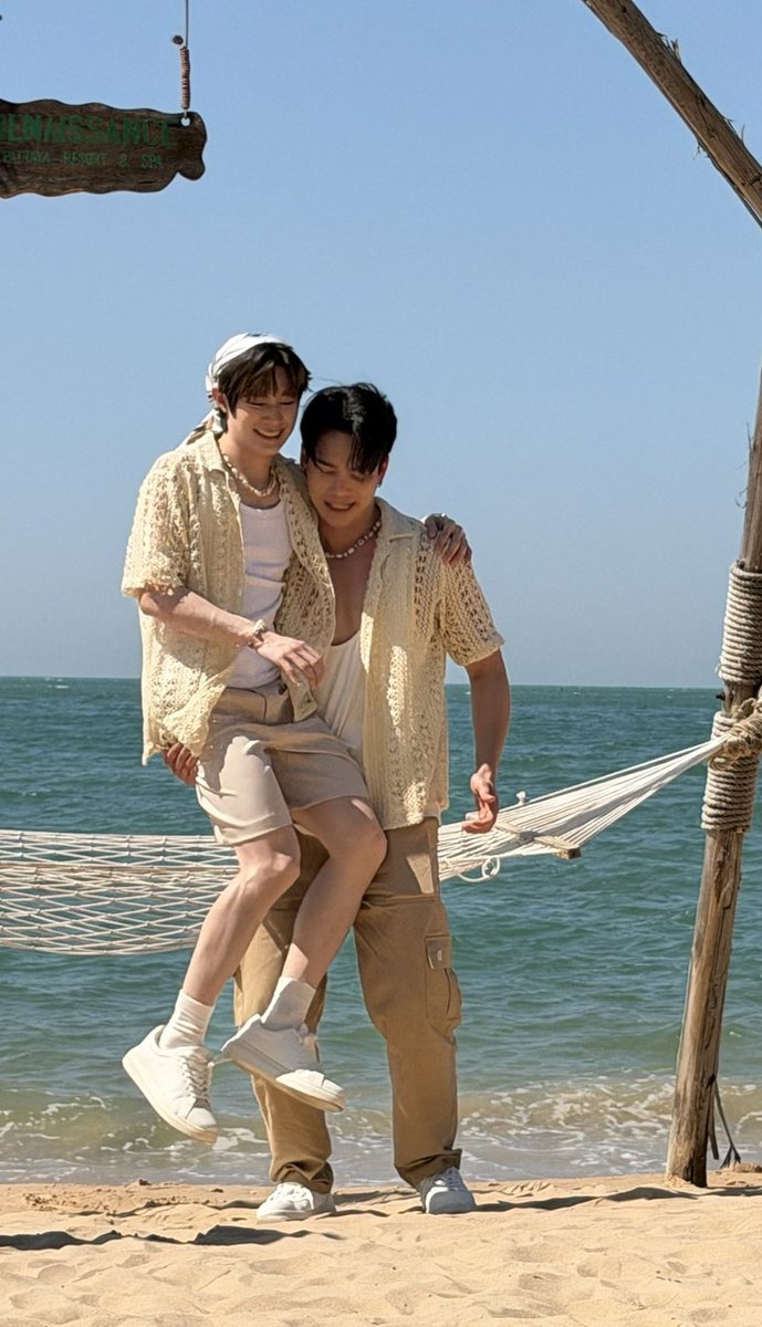 จะอุ้มมือเดียวรึสองมือ ก็เห็นพี่เขาอุ้มหนูคนเดียวง่ะะะ >< #MaxNat