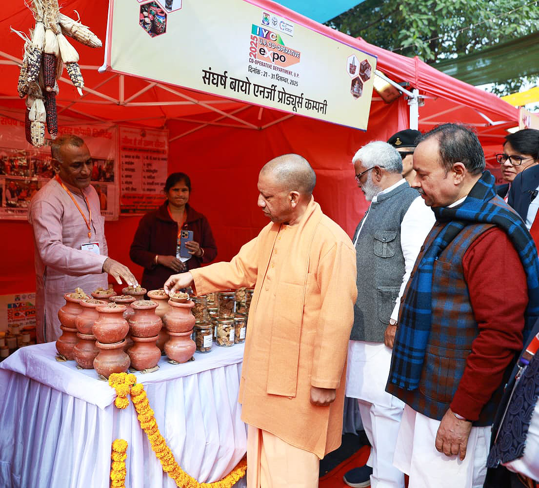 myogiadityanath's tweet photo. आदरणीय प्रधानमंत्री श्री @narendramodi जी ने सहकार से समृद्धि, सहकार से आत्मनिर्भरता का विजन देश वासियों को दिया है।

आज लखनऊ में विशिष्ट अतिथि पूर्व केंद्रीय मंत्री श्री @sureshpprabhu जी के साथ युवा सहकार सम्मेलन एवं यूपी को-ऑपरेटिव एक्सपो-2025 के शुभारंभ हेतु आयोजित कार्यक्रम में सहभाग किया।

इस अवसर पर सहकारिता विभाग की उपलब्धियों एवं नवाचार पर आधारित पुस्तक का विमोचन करने के साथ ही सहकारिता के सर्वांगीण विकास हेतु कार्य करने वाले जनप्रतिनिधियों, अधिकारियों व ​विभिन्न योजनाओं के लाभार्थियों को सम्मानित भी किया।

पूर्ण विश्वास है कि यह सम्मेलन 'नए उत्तर प्रदेश' की समृद्धि और सामूहिक विकास की दिशा में मील का पत्थर सिद्ध होगा।

कार्यक्रम के सफल आयोजन के प्रति मेरी शुभकामनाएं!