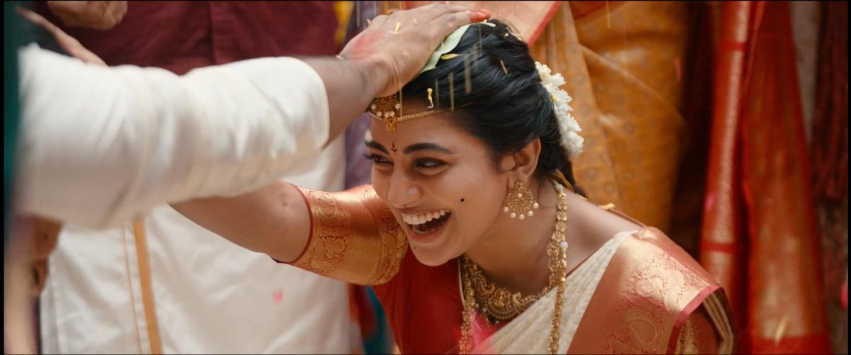 RoaringVibes1's tweet photo. Heroine @anandhiactress gari choice of films baaguntay &amp; thana Acting Chala natural ga undi movie la ❤️ Dongathanam cheyamani support iche wife 😅Dongathanam cheysi na intilo ne Birayani pettadam adi ithai undho highlight asala 😂 https://t.co/WuTLLDJFCe