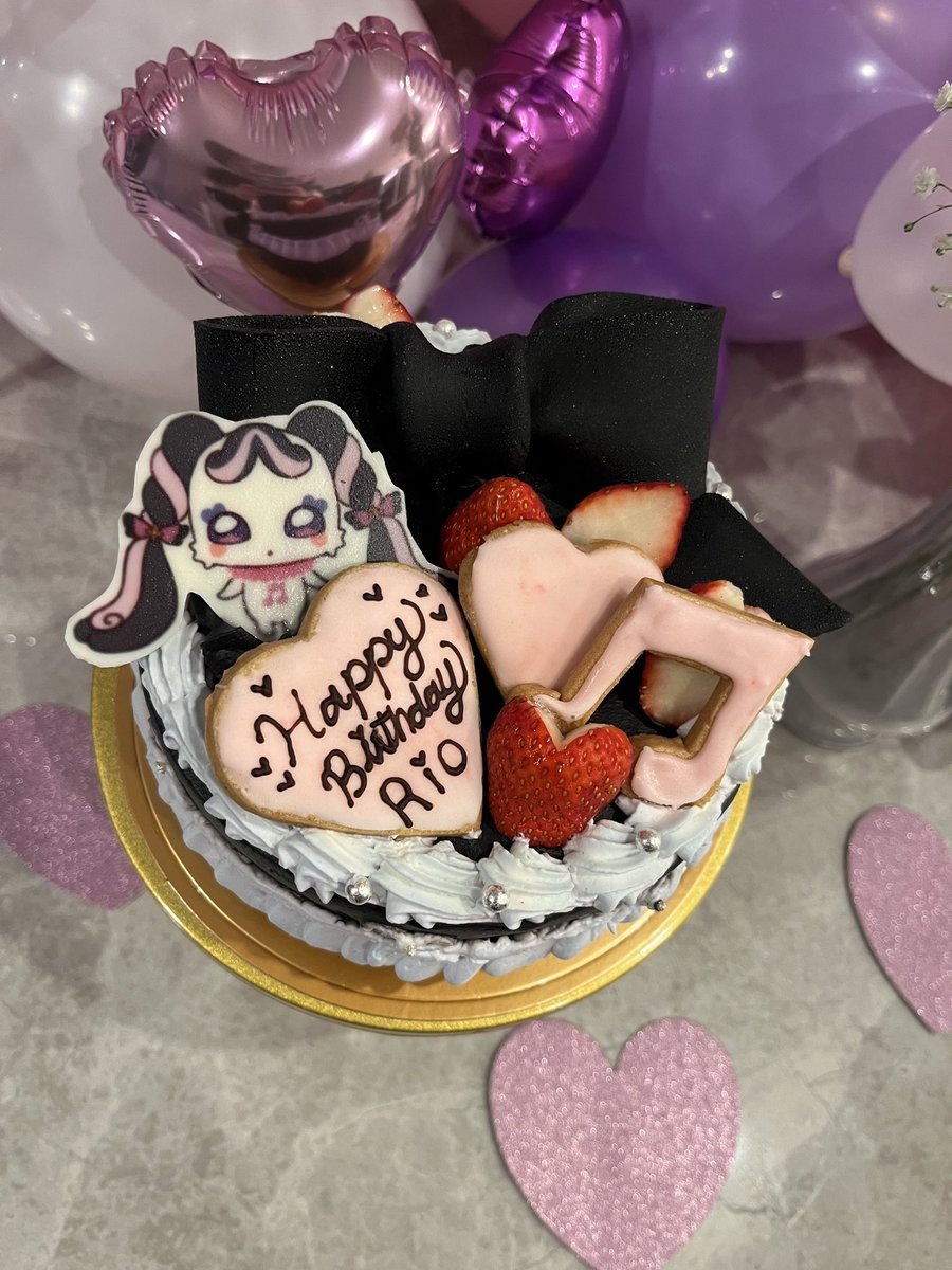 kaka_monst's tweet photo. 今年頼んだケーキも可愛い！
去年も今年も食べられそうな色じゃないけど🤣 https://t.co/v9gZcdIR1M