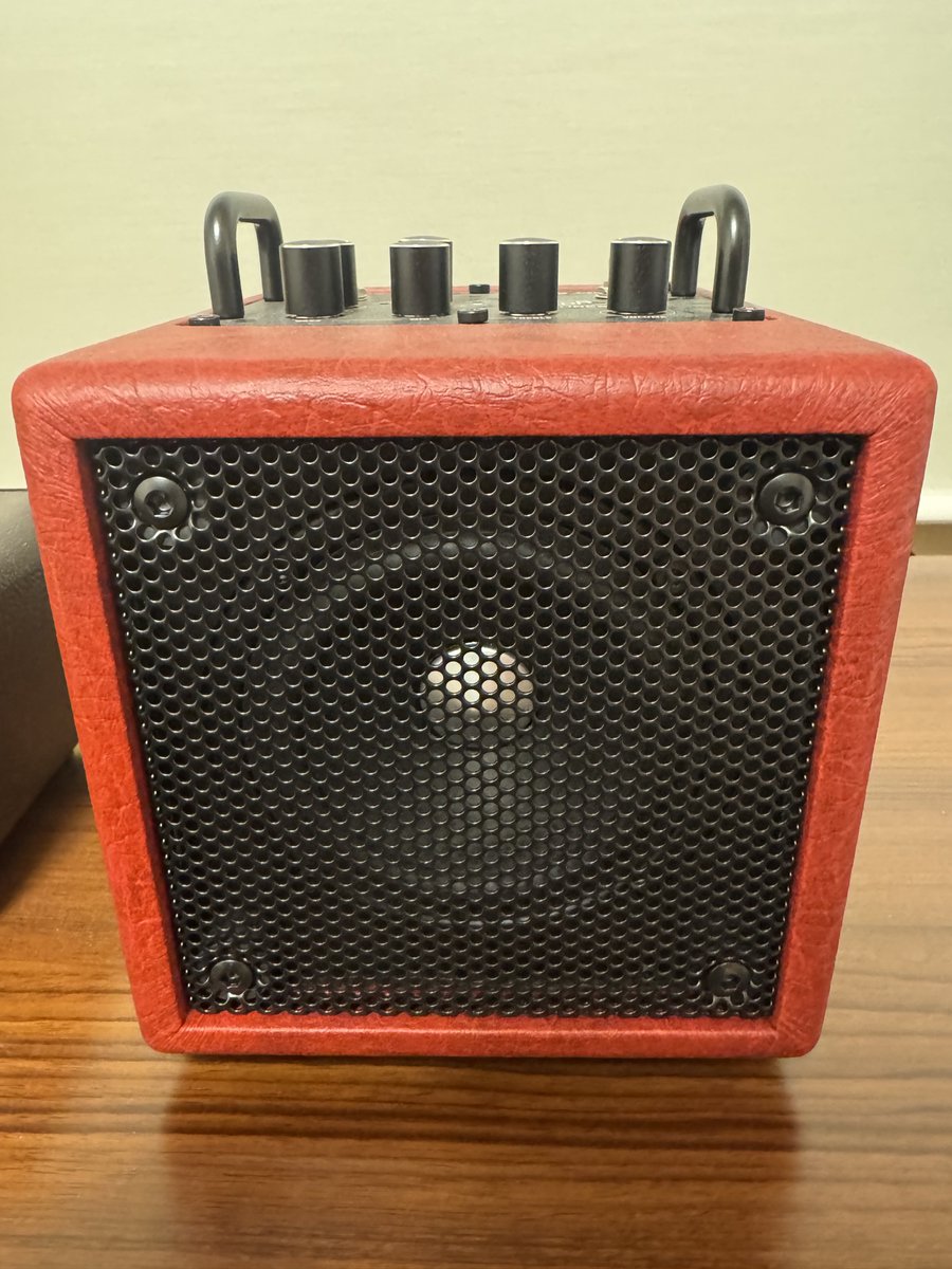 hiroakey_1013's tweet photo. 初のドイツ製と、小規模編成のPAを兼ねたツール。
前者はNYCの70’s仕様と入れ替えで、もっと早く出会いたかった感のある、自身にとっての5弦JBの最適解。
後者はBT付きで普段使いもできるのがありがたい。
持ち運び前提なので純正ケース付き。
#今年買った機材を晒す2025
#sadowsky https://t.co/X0PqBgo3wj
