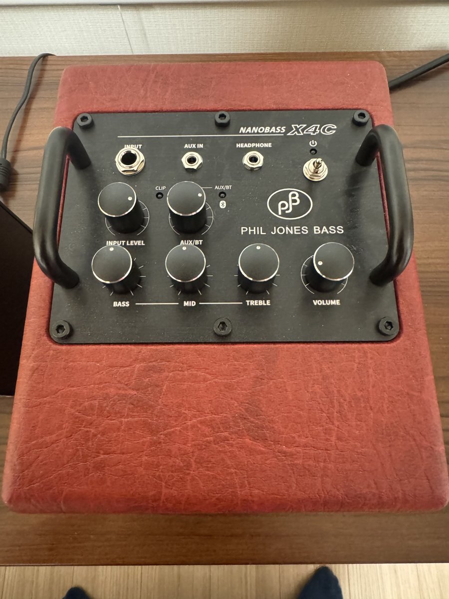 hiroakey_1013's tweet photo. 初のドイツ製と、小規模編成のPAを兼ねたツール。
前者はNYCの70’s仕様と入れ替えで、もっと早く出会いたかった感のある、自身にとっての5弦JBの最適解。
後者はBT付きで普段使いもできるのがありがたい。
持ち運び前提なので純正ケース付き。
#今年買った機材を晒す2025
#sadowsky https://t.co/X0PqBgo3wj