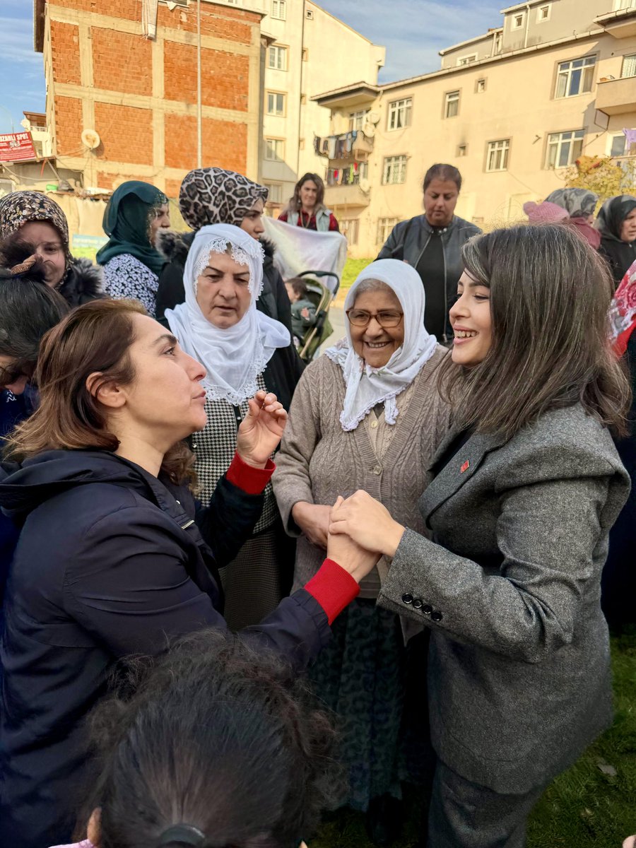 Konaşlı’nın sevgi dolu kadınları, güler yüzlü çocuklarıyla birlikteydik.

Dertleştik, söyleştik; hep birlikte güvenle yaşayacağımız yarınları konuştuk.

Kadınların eşit ve özgür, çocukların mutlu ve güçlü olduğu; haysiyetle üreten, hakça paylaşan bir gelecek için yan yanayız.