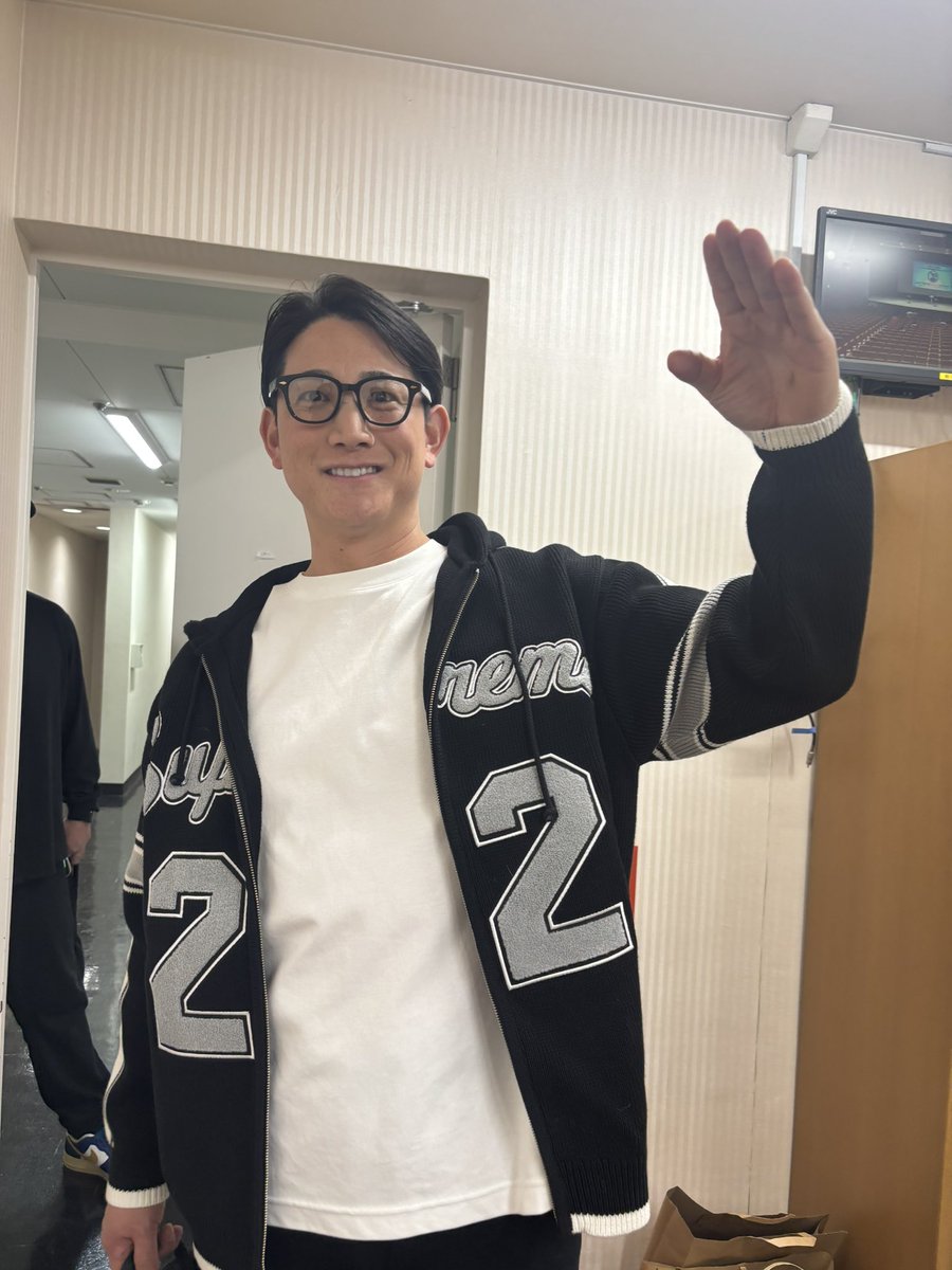 101casting's tweet image. 【#101SMILE】
小林選手楽屋入りしました‼︎
小林選手から皆さんへ
メガネどうですかー？
#小林誠司 選手