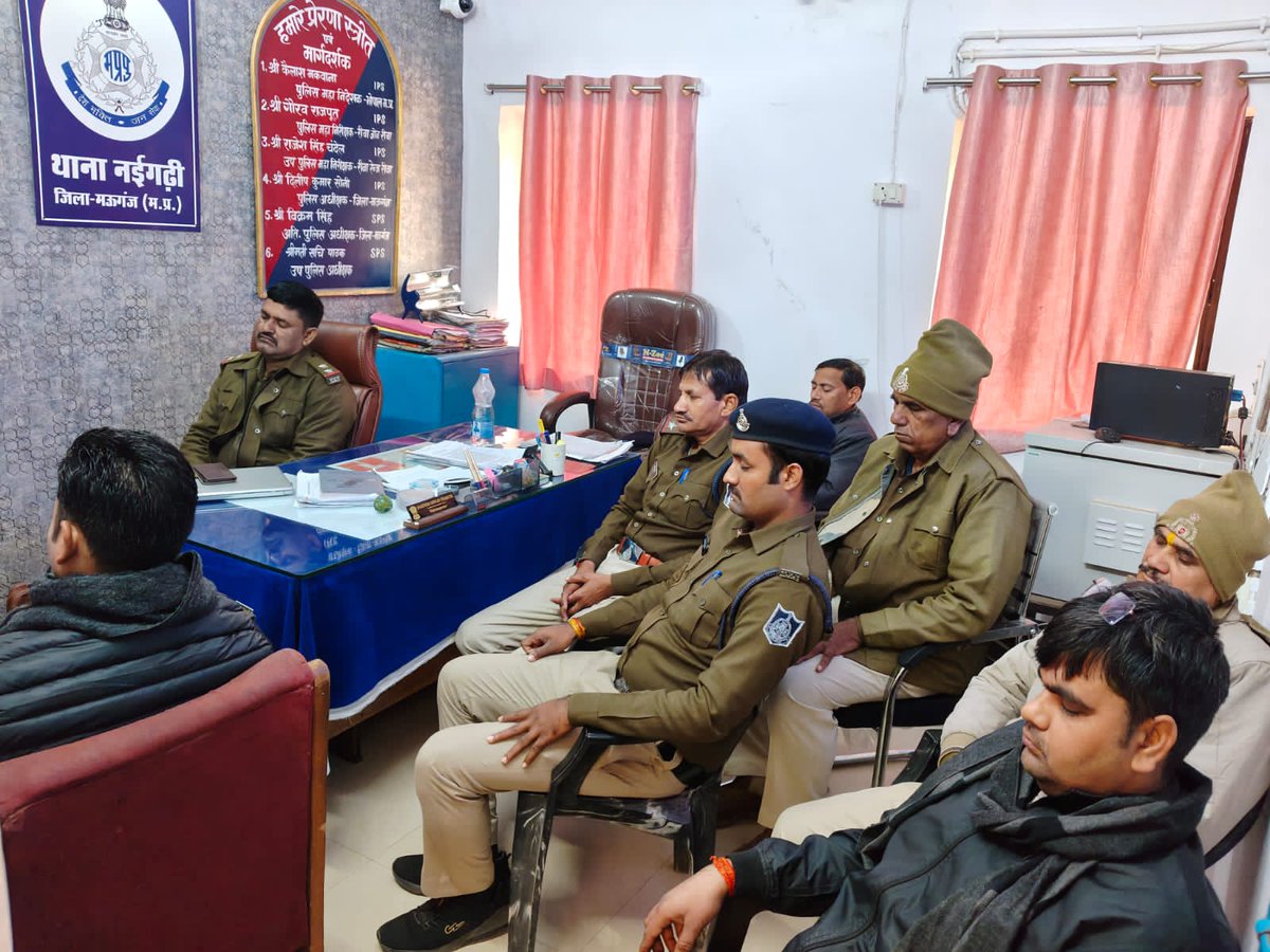 "तनावमुक्त मन ही बेहतर सेवा का आधार है।"
#WorldMeditationDay पर मऊगंज पुलिस लाइन और सभी थानों में ध्यान सत्र का आयोजन। SP श्री दिलीप सोनी ने स्वयं योगाभ्यास कर पुलिसकर्मियों को मानसिक शांति और एकाग्रता के लिए प्रेरित किया। 🧘‍♂️👮‍♂️
<a href="/DGP_MP/">DGP MP</a> 
<a href="/mohdept/">Home Department, MP</a> 
<a href="/MPPoliceDeptt/">Madhya Pradesh Police</a> 
<a href="/IG_Rewa/">IG Rewa</a>