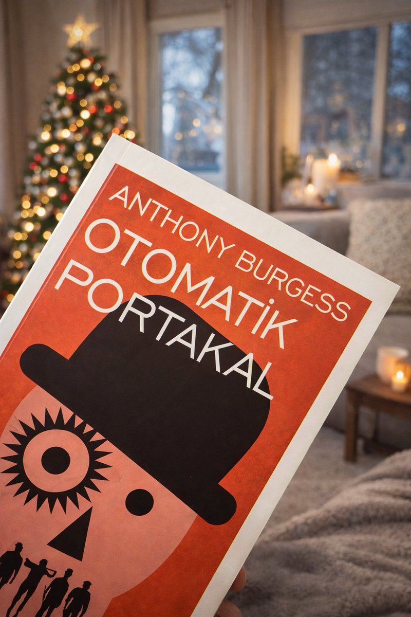 _NiliiM_'s tweet photo. Güzel bir kitaba başlamak in güzel bir  #pazar 😇 📖 ☕️ 🎄 #kahve ve #kitap #anthonyburgess #otomatikportakal https://t.co/3KykiWBZca