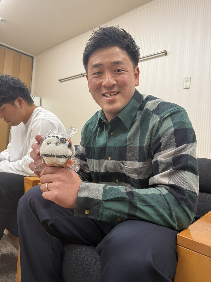 101casting's tweet image. 【#101SMILE 】
お客様からのプレゼント
岸田選手にお届け🎁
#岸田行倫 選手