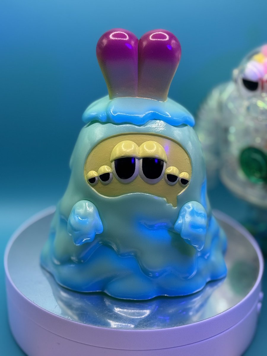 MOGWORKSのパゴラ、ボディ全体が柔らかいブルー蓄光で怪しく光ります