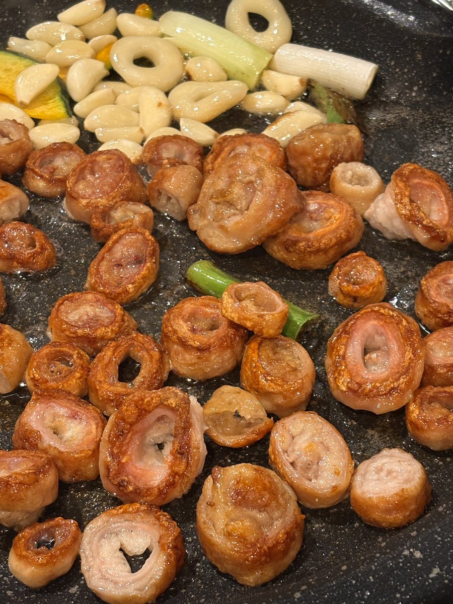 모듬곱창 시켰을 때
막창이 가장 붐따메뉴였는데

대구에서 막창 먹고
지금까지 내가 먹었던 막창은
전부 거짓이었단 걸 깨닫게 됨...

막창에 대한 애티튜드가 달라짐