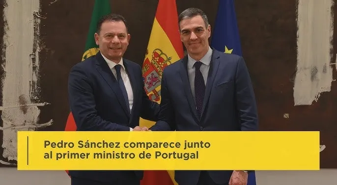IdafeMartin's tweet photo. República Federal de Iberia, 2030

Somos íberos, algunos somos macaronesios, aunque todavía suene raro. Cuando ahora ves el pasaporte todavía flipas.

El  ataque ruso a los países Bálticos, Polonia, Rumanía y Moldavia a  principios de 2027 estuvo a punto de provocar la Tercera Guerra Mundial.  Europa consiguió repeler al agresor, envalentonado cuando se dejó caer a  Ucrania en 2026 por la traición estadounidense.

Europa sufrió un  shock. Francia cayó en abril de ese año en una autocracia  ultraderechista de la que ahora empieza a recuperarse. Y cuando todo  indicaba que la Península Ibérica correría el mismo camino, los íberos  elegimos vivir juntos para ser más fuertes.

La cumbre europea de  mayo de 2027 era un mar de reproches y lamentos. El proyecto europeo  hacía aguas. No había ningún plan. Aquella Europa estaba muerta de miedo  y temía otro zarpazo ruso. Nadie sabía qué harían los dos portaaviones  estadounidenses que patrullaban el Báltico.

Pasada la medianoche,  el primer ministro portugués Luís Montenegro, un conservador que había  rechazado aliarse con la extrema derecha, decidió llegada la hora de  poner su plan en marcha. En un aparte, Montenegro dijo a Pedro Sánchez:  “Sé lo que tenemos que hacer: Iberia”.

- ¿Qué dices?, replicó el presidente español.

- Fusionemos nuestros países, creemos Iberia.

- No entiendo.

-  Salgamos ahí fuera juntos y anunciemos que hemos decidido empezar a  trabajar para fusionar nuestros países. Será la primera piedra de la  República Federal Europea.

- No estás bien, Luís.

- Estoy bien, Pedro. Lo necesitamos y Europa lo necesita.

Sánchez  pensó que el portugués se había pasado con la cerveza belga hasta que  Maider Mazcua, su sherpa, apareció con un documento de más de 500  páginas que le había entregado su homólogo portugués. Lo habían  preparado todo durante meses.

Sánchez dijo a Maider: “Llama a Diego, cuéntale esto y dile que voy a aceptar”.

- ¿Presidente?, dijo Maider mientras se sentaba.

-  Tranquila Maider, lo hacemos, Montenegro tiene razón. Y aunque  finalmente no salga, Europa necesita una señal de unidad. Lo hacemos.

Maider  llamó a Moncloa. Diego Rubio, director de Gabinete del presidente, no  entendía nada cuando le sonó el móvil a las tres de la mañana.

- ¿Qué el PG sale ahora a anunciar la fusión con Portugal? ¿Qué dices, Maider?

- Es orden del PG, Diego. Está convencido. Lo va a hacer.

-  Maider, dile que no haga nada, que lo piense unos días, esto es una  locura. Que vuelva a Madrid, que consulte. ¿Lo tienes ahí? ¡Pásamelo!

- Diego, está con Úrsula, pero me ha dicho que te diga que te vayas a dormir.

Diego  colgó, se sirvió otro té, vio que tenía otros 800 whatsapps sin  responder y lanzó por la ventana abierta el balón de rugby que  descansaba sobre la pila de libros por leer (la otra, mayor, eran los  regalados que no iba a leer antes de enviar a la biblioteca de Moncloa).

Cerca de las cuatro de la mañana, la delegación española y  la portuguesa pidieron a los servicios del Consejo que prepararan la  sala de prensa grande. Bea Navarro miró a Luís Rego. Los dos veteranos  de las cumbres europeas, ahora en el Gabinete de Costa, escribieron un  pequeño texto para el jefe.

Entró Costa: “À Úrsula isso não agrada  nada; o Bjorn não sabe como parar, mas não consegue. A mim, parece-me  que chegou o momento”.

En las pantallas del Atrium, la  inmensa sala donde trabajaban más de 500 periodistas que algún día  morirán despedazados cuando la cristalera gigante del techo se caiga,  apareció un rótulo: “Portugal & Spain joint press conference in 10  minutes”.

¿Qué sería aquello? Todos esperaban ver la reacción de Merz a la  decisión de Marine Le Pen de cerrar la Asamblea Nacional francesa y  sacar los tanques a la calle. ¿Montenegro y Sánchez no respaldaban a  Merz y querían dejarlo claro? ¿El alemán era demasiado tibio?

Nadie tenía ni idea, excepto el corresponsal de El Mundo: “Sánchez se exilia por lo de Ábalos”.

Sánchez  y Montenegro aparecieron en la sala de prensa junto a Úrsula Von der  Leyen y Antonio Costa. Las televisiones públicas española y portuguesa  emitían en directo. Costa empezó diciendo que se sentía orgulloso de ser  parte de un momento así.

El primer ministro portugués tomó la palabra: “O meu amigo Pedro  Sánchez e eu comparecemos para vos anunciar que decidimos começar a dar  todos os passos políticos e constitucionais, tanto em Portugal como em  Espanha, para fundir os nossos países e criar um novo Estado que se  chamará Ibéria. A presidente Von der Leyen e os nossos 25 homólogos  foram informados”.

Sánchez añadió: “Consideramos, tanto mi amigo  Luís como yo, que Europa necesita construir un Estado federal. En este  mundo de superpotencias autoritarias es la única manera de que Europa  sobreviva como democracia. A 27 es ahora mismo imposible, lo hemos visto  esta noche. Francia amenaza con romper y salir. Así que Portugal y  España darán el primer paso. El objetivo es que en 2030 haya acabado el  proceso y se hayan celebrado las primeras elecciones generales de  Iberia. Tenemos dos años y medio y mucho trabajo por delante. Ahora  contestaremos a sus preguntas”.

La sala de prensa quedó muda.

Julio  2027: Montenegro y Sánchez convocan elecciones (anticipadas en el caso  portugués) el mismo día (25 de julio) con un solo punto en su programa:  empezar a trabajar en la fusión. En la práctica se convierten en  referéndums. Los sondeos no aciertan. Tezanos falla 10 puntos, Michavila  15. Lo normal. En Portugal un poco menos. Ninguna casa de sondeos  detecta una movilización histórica. Los temas habituales de los últimos  años están totalmente fuera de la agenda. Sánchez y Montenegro hacen  campaña juntos en los dos países como si fuera ya uno solo. El cierre de  campaña, conjunto, es en Lisboa. Los dos renuevan en sus cargos. Tras  las investiduras, ambos parlamentos crean sus propias comisiones de  unificación ibérica.

Enero de 2028: 10 diputados  portugueses y 10 diputados españoles presentan en Lisboa y Madrid el  proyecto de ley de transición política y el de nueva constitución.  Sánchez nombra Ministra para la Fusión a la conservadora portuguesa Ana  Miguel Pedro y Montenegro hace lo mismo con la socialista española Laura  Ballarín. Dos eurodiputadas.

Marzo de 2028: las dos  cámaras aprueban los dos proyectos por mayorías de dos tercios. Las  extremas derechas, una minoría de los populares portugueses, Podemos, el  PP madrileño y la derecha nacionalista catalana votan en contra.

De  abril de 2028 a junio de 2029 se aprueban en sedes parlamentarias todas  las leyes de reforma. Se derogan normas, se crean otras y se adaptan  las necesarias. Diputados portugueses participan como observadores en  las sesiones en Madrid y diputados españoles en las de Lisboa. A  principios de julio se anuncia el referéndum.

Septiembre  de 2029: un 71% de portugueses y un 68% de españoles aprueban la nueva  Constitución Ibérica. Ya no hay marcha atrás. La única provincia  española que vota en contra es Madrid. En Portugal todas a favor. El PP  madrileño hace campaña en contra porque rechaza perder la capitalidad  exclusiva.

Octubre de 2029: el rey Felipe VI y el  presidente de la República portuguesa, Marcelo Rebelo de Sousa, rubrican  la Constitución Ibérica en Olivenza, ciudad que albergará el futuro  Tribunal Constitucional Ibérico.

Noviembre de 2029: los  íberos o ibéricos (los académicos siguen sin ponerse de acuerdo) eligen  por primera vez un Parlamento y un Senado común. La participación se  dispara hasta el 80% en España y al 82% en Portugal tras la fusión de  las familias políticas de ambos lados de la raya. El Parlamento estará  en Madrid. El Senado en Barcelona. La Jefatura del Gobierno y del Estado  en Lisboa, que será la capital oficial. Madrid era la única capital  europea sin salida navegable al mar. Ministerios, secretarías de Estado,  direcciones generales y decenas de entidades públicas se reparten por  otras nueve sedes: Porto, Faro, Donostia, Salamanca, Mérida, Valencia,  Sevilla y Las Palmas de Gran Canaria.

António Costa, de  vuelta a la política nacional, se convierte en el primer presidente del  Gobierno de Iberia. Teresa Ribera será su vicepresidenta. Montenegro es  elegido secretario general de Naciones Unidas y Pedro Sánchez sucede a  Costa en la presidencia del Consejo Europeo. Su tarea será salvar los  restos del naufragio europeo y preparar la refundación. Otros 11  españoles y otros 5 portugueses conforman el primer Gobierno del nuevo  país. La nueva Constitución otorga el 30% de los escaños de diputados y  senadores a las regiones portuguesas. El 30 de diciembre de 2029 Costa  promete el cargo ante el rey Felipe VI en el Palacio Nacional de Ajuda,  donde la Casa Real se había trasladado tras el sí a la Constitución en  el referéndum de septiembre. Ese mismo día el ex presidente José María  Aznar es extraditado desde Argentina tras la derrota de Javier Milei.  Aznar había liderado un intento de golpe de Estado en julio de 2028. En  prisión le esperaba Manuel Marchena, el otro líder de los golpistas.

Julio de 2030: Iberia está en la final del Mundial fútbol. Los  íberos habían ganado en semifinales a Alemania en el Estadio Do Dragao  de Porto cuatro días antes en un partido agónico resuelto en la prórroga  con un gol de cabeza de Cristiano Ronaldo. Es su último gol como  profesional, en su séptimo mundial. Tiene 44 años. Un mito.

En  la final, en Madrid, con Cristiano lesionado, Iberia sale sin un 9  clásico después de una ceremonia de clausura donde Mariza y Rosalía  estrenan el nuevo himno nacional. La letra es un poema inédito de José  Saramago. El escritor había dejado un sobre en una notaría de Lanzarote  con la orden de que fuera abierto si se producía la fusión ibérica.  Enfrente, la Francia de Le Pen, una selección que había forzado por ley  la participación de sus jugadores, porque algunos habían dejado de  acudir por motivos políticos. En el palco, Marine Le Pen junto a Felipe  VI y Antonio Costa.

El 11 ibérico que pasa a la historia  lo forman el veterano Diogo Costa bajo palos; Geovany Quenda, Pau  Cubarsí, Robin Le Normand y Nuno Mendes en defensa; Pedri, Vitinha y  Bruno Fernandes en el centro del campo; Nico Williams, Lamine Yamal y  Rodrigo Mora en punta. Es una mezcla de los finalistas del anterior  Mundial.

Pedri y Vitinha juegan, dicen los grandes  cronistas de Guardian, Clarín y La Gazzetta, el mejor partido de sus  vidas. Pero empieza mal. El árbitro, italiano y de confianza del  presidente de la Fifa, Infantino, permite el juego sucio de los  franceses y pita un penalti inexistente. La imagen del VAR es clara.  Quenda sólo toca balón, pero el árbitro no rectifica. Las protestas de  los ibéricos se saldan con la expulsión de Cubarsí. Francia marca. Le  Pen salta eufórica. Iberia pierde, juega con 10 y tiene 75 minutos por  delante. El Bernabeu está en silencio.

El caos se  apodera de las filas ibéricas. Costa salva un mano a mano con Mbappé,  que poco después tira al palo. Iberia se desmorona sin la pelota. El  seleccionador, Roberto Martínez, responde a la expulsión de Cubarsí  enviando al banquillo a Bruno Fernandes y metiendo a Zubimendi, no a  otro central. Al equipo le cuesta ordenarse, hasta que Vitinha y Yamal  retrasan sus posiciones, ayudan a sacarla limpia e Iberia se va quitando  de encima el asalto francés.

Abrir la lata cuesta 20  minutos más. La abre Pedri, el iluminado de la noche, cuando frota la  lámpara. El gol del tinerfeño (primer capitán de Iberia, que se había  perdido por lesión la final del Euro de 2024 y la final mundialista de  2026) es estratosférico, el heredero del de Maradona de 1986 contra  Inglaterra. La retransmisión conjunta de la nueva televisión pública  puesta en marcha a toda prisa estalla con los gritos de Futre y Camacho.  Ese gol calma los nervios de un equipo que sabe que esa noche no sólo  carga en sus espaldas la responsabilidad de una final mundialista  (España había ganado en 2010 y Portugal en 2026).

Con  Pedri en estado de gracia, Vitinha toma el mando de las operaciones en  el centro del campo y Zubimendi ayuda a Le Normand. El pequeño medio del  PSG entiende entonces que deben juntarse por dentro, dejar que Mora  pique como 9 falso y alimentar las bandas. Es un equipo liviano que no  puede encerrarse atrás. No tiene cuerpo para eso. Sería aplastado. Desde  la banda, Roberto Martínez pide cautela. Los medios ponen orden. Saben  que tienen que adelantar líneas y presionar aunque estén en  inferioridad. Debe ser un partido en campo francés. Son pesos pluma,  duendes. Parecen, como decía Johan Cruyff, de dibujos animados. El joven  Mora y Yamal (que atrae las patadas, que parece que las busca tirando  un caño tras otro, que provoca y provoca hasta desquiciar a Camavinga,  Hernández y Rabiot) vuelan delante mientras el viejo Diogo Santos  mantiene prietas las filas. Le Normand, pilar toda esa noche, se  mantiene como único central. Es un 3-3-3 ó 3-5-1, un dibujo extraño  cuando se juega con 10 y que Francia no termina de descifrar. Se sufre  en los córners (que se defienden con una táctica rarísima pero efectiva,  dejando a 5 jugadores arriba para vaciar el área).

En  la segunda parte, con Iker Merino en el sitio de un Nico Williams que se  va al banquillo al descanso, lesionado y reventado a patadas que el  árbitro nunca castiga, todo empieza a funcionar. El tiki-taka con acento  luso de unos jugadores que no han jugado ni 10 partidos juntos arrasa a  Francia. El empate del descanso es un espejismo. Mora, que se disputa  el trono del fútbol mundial con Yamal, hace dos goles de genio en 10  minutos y Francia se resquebraja. El pequeño portugués nunca está, pero  siempre aparece. Es un asesino certero y silencioso. Yamal, con grapas  en la ceja izquierda tras un codazo de Rabiot, marca el cuarto en una  contra lanzada por Quenda. Le Normand el quinto, de un cabezazo  tremebundo a la salida de un córner. El central lo celebra enseñando a  la cámara un tatuaje en su brazo: “Résistance”. Le Pen insulta a Costa,  que sonríe. El árbitro italiano expulsa a Le Normand. Faltan 14 minutos.  Mbappé protesta la expulsión y abandona el campo con Le Normand.  También es expulsado. Juegan 10 franceses contra 9 ibéricos o íberos.  Yamal sigue tirando caños hasta que Rabiot, desencajado, con los nervios  hechos trizas, pide el cambio. Vitinha rompe la escuadra para el sexto  cuando el partido muere. Iberia es campeona del mundo. Los franceses se  echan a las calles contra Le Pen.

Montenegro (muy futbolero) y Sánchez (muy poco futbolero) ven el partido juntos desde Bruselas.- Lo hicimos, Pedro.- No hemos acabado, Luís. Hay que tomar Roma.- ¿Qué?- Meloni caerá pronto. He hablado con el viejo Mario.- Estás mal, Pedro.- No. Hay que hacerlo, lo sabes.- ¿Y la capital?- Tranquilo, la capital seguirá en Lisboa.

A la muerte de Felipe VI en 2048, la heredera, la princesa Sofía,  renuncia al trono. Sus dos hijas también. Su hermana Leonor había muerto  en Polonia cuando su avión de combate fue alcanzado por uno ruso. La  Monarquía se extinguía. El referéndum dio paso a la República Federal  Italo-Ibérica tras la fusión con Italia en 2035, última obra de Mario  Draghi. La nueva Europa se haría uniendo sus antiguas piezas. En 2050 la  República Federal Italo-Ibérica firmaba un acuerdo de federación con la  República Escandinava y la República del Benelux. A la nueva entidad la  llamaron República Federal Europea.

...........

El tren Madrid–Lisboa ya tiene hoja de ruta europea. La Comisión adoptó a finales de octubre de 2025 una decisión con hitos y plazos para completar la conexión de alta velocidad Madrid–Lisboa antes de 2034.

El “ibérico” ya existe en la energía. Bruselas aprobó en 2022 el mecanismo España–Portugal para abaratar la electricidad en plena crisis (la famosa “excepción ibérica”) y en 2023 autorizó cambios para prolongar el esquema en el mercado eléctrico ibérico (MIBEL).

Hay tratado, cumbres y papel firmado. El Tratado de Amistad y Cooperación entre España y Portugal entró en vigor el 11 de mayo de 2023. Y en la XXXV Cumbre (Faro, octubre 2024) se firmó una declaración conjunta y múltiples acuerdos sectoriales.

Mapa de poder

Quién manda

    Los parlamentos y las constituciones de ambos países (porque sin reforma constitucional y ratificación democrática no hay Iberia).

    El Consejo Europeo y los Estados miembros, porque cualquier cambio de tratados (o encaje jurídico) exige unanimidad en la práctica.

    La maquinaria jurídica de la UE, que puede encajar cambios por dos carriles: revisión de tratados (art. 48) o, si se interpretara como “nuevo Estado”, vía adhesión (art. 49).

Quién gana

    La “España vaciada” y el interior portugués si se diseña Iberia como proyecto de reequilibrio territorial (más mercado laboral transfronterizo, servicios compartidos, infraestructuras con escala).

    Las empresas y redes que hoy chocan con duplicidades: energía (MIBEL), ferrocarril (corredores), puertos (atlántico), defensa industrial, I+D.

    Europa, porque una Iberia federal sería una forma quirúrgica de ganar capacidad de acción sin inventar otra “Europa a dos velocidades”: un experimento de integración profunda dentro del marco común.

Quién pierde

    Los intermediarios de la frontera: burocracias redundantes, costes regulatorios y “pequeños peajes” administrativos.

    El nacionalismo, que vive de la sospecha permanente (“nos van a absorber / nos van a mandar”) en vez de vivir de resultados.

    La comodidad política: Iberia obligaría a repartir poder de verdad (capitalidad, sedes, idiomas, símbolos, fiscalidad, justicia).

A quién seguir

    Pedro Sánchez y Luís Montenegro, porque sin decisión política en Madrid y Lisboa esto no pasa de tertulia.

    DG REGIO (cohesión y regiones): si Iberia va en serio, tiene que ser un plan de convergencia territorial, no un “megaproyecto centralista”.

    Apostolos Tzitzikostas, comisario de Transporte y Turismo sostenible: la integración real se nota cuando moverte de Braga a Salamanca es tan normal como de Sevilla a Granada.

    Dan Jørgensen (energía) y el equipo de DG ENER: el laboratorio ibérico de energía es de lo más parecido que tiene la UE a “un mercado único que funciona” en crisis.

Próximas batallas

    El “cómo” jurídico en Bruselas: revisión de tratados (art. 48) o encaje por sucesión/continuidad (hay precedentes de cómo la UE gestionó grandes cambios territoriales, como la reunificación alemana, aplicando derecho comunitario al territorio ampliado con ajustes transitorios).

    El “cómo” político en Iberia: modelo federal (dos lenguas estatales, cámaras territoriales, reparto de sedes, autonomía robusta).

    El “para qué”: ganar peso en Europa y como gran potencia europea del frente atlántico.

Radar geoeconómico

    Energía: el mecanismo ibérico llegó a asociarse a fuertes caídas del precio spot en el periodo 2022–2023 en análisis académicos (con efectos que luego dependen del diseño y del momento de mercado).

    Movilidad: objetivo político-técnico ya escrito: Madrid–Lisboa por alta velocidad en 2034.

    Integración real: cada cumbre suma acuerdos; el Tratado de Amistad y Cooperación está vigente desde 2023. 

El análisis: por qué Iberia (y por qué ahora)

Iberia ya existe. MIBEL, cumbres, tratado, proyectos ferroviarios, coordinación turística, interconexiones. La Península está haciendo integración por piezas.

El problema de la integración por piezas es que no tiene volante: cuando llega una crisis (energía, cadenas logísticas, defensa, demografía), cada uno vuelve instintivamente a su caja nacional.

Iberia sería exactamente eso: poner volante, frenos y tablero a algo que ya circula.

La frontera “más amable” de Europa sigue siendo una frontera. España y Portugal presumen —con razón— de tener una de las fronteras más antiguas y estables. Pero estabilidad no es lo mismo que dinamismo. Hoy la raya es, en demasiados tramos, una frontera de baja densidad: poco tren, poca industria compartida, poca universidad transfronteriza, servicios duplicados y a la vez insuficientes. Un Estado federal ibérico no “borra identidades”: borra costes.

El tamaño sí importa. En Bruselas, la capacidad de influir no se mide solo por el PIB y población: se mide por coherencia estratégica, masa crítica administrativa, continuidad de políticas y capacidad industrial.

Iberia permitiría:

    Planificar energía y redes como una sola “isla” europea (que ya lo es en la práctica).

    Unificar estrategia atlántica (puertos, logística, cables, datos, defensa marítima).

    Convertir la inversión en infraestructuras en un proyecto peninsular —no en dos listas nacionales que se pisan o se ignoran.

Iberia es un proyecto europeísta, no anti-europeo. El iberismo del siglo XXI sólo tendría sentido como un europeísmo con esteroides: unificar para encajar mejor en el mercado único, en la unión energética, en la movilidad, en la defensa común.

Y sí: existe una tradición histórica e intelectual de “iberismo” como propuesta política-cultural de unión peninsular.

Hay una forma de hacerlo sin que Portugal “desaparezca” y sin que España “se rompa”.

Iberia sería así:

    Monarquía parlamentaria hasta la muerte de Felipe VI, cuando se decidiría en referéndum la continuidad monárquica o la instauración republicana.

    Parlamentarismo bicameral con una cámara territorial (Senado) con amplias competencias.

    Reparto de sedes (política, judicial, regulatoria, financiera) entre Barcelona, Madrid y Lisboa. Canarias ya lo hace.

    Blindaje constitucional de autonomías y provincias.

    Los pasos se harían con referéndums claros, con umbrales de voto y por fases.

    Iberia es un proyecto romántico, pero harán falta notarios.

Impacto en España y Portugal

    Menos periferia: Galicia, Extremadura, Castilla y León, Alentejo, Centro y Norte de Portugal dejarían de ser “fines de línea”.

    Más mercado laboral real: homologaciones, servicios públicos interoperables, fiscalidad y seguridad social coordinadas (hoy se avanza, pero a trompicones).

    Más Europa: Iberia sería el primer gran “salto de escala” interno en la UE en décadas, un precedente útil en un continente que envejece.

Lecturas recomendadas

La Iberia: memoria sobre la conveniencia de la unión pacífica y legal de Portugal y España — Sinibaldo de Mas. 1851.

História da Civilização Ibérica — J. P. Oliveira Martins (1879). Dicionário de Historiadores Portugueses.

Cartas peninsulares — J. P. Oliveira Martins (edición póstuma; hay ediciones históricas como 1895/1924).

A Jangada de Pedra (en español La balsa de piedra) — José Saramago (1986) — novela alegórica muy leída en clave iberista.

Sobre el iberismo y otros escritos de literatura portuguesa — César Antonio Molina (Akal, 1990; con prólogo de José Saramago).

Ensayos iberistas — José Manuel Cuenca Toribio (CEPC, 1998).

El nuevo iberismo: Iberia redescubierta — José Antonio González Alcantud & Pablo González Velasco (Almuzara, 2022).

Repensar Iberia: del iberismo peninsular al horizonte europeo — Ramón Villares (Pasado & Presente, 2024).

Iberia, tierra de fraternidad: 25 voces para relanzar un proyecto… — (obra colectiva; coord. Jaume Reixach, Pablo Castro, Pablo González Velasco; 2021).

Portugal e Espanha: uma nova estratégia ibérica — (El Trapezio, 2023; enfoque de cooperación/alianza ibérica).
