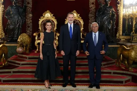 IdafeMartin's tweet photo. República Federal de Iberia, 2030

Somos íberos, algunos somos macaronesios, aunque todavía suene raro. Cuando ahora ves el pasaporte todavía flipas.

El  ataque ruso a los países Bálticos, Polonia, Rumanía y Moldavia a  principios de 2027 estuvo a punto de provocar la Tercera Guerra Mundial.  Europa consiguió repeler al agresor, envalentonado cuando se dejó caer a  Ucrania en 2026 por la traición estadounidense.

Europa sufrió un  shock. Francia cayó en abril de ese año en una autocracia  ultraderechista de la que ahora empieza a recuperarse. Y cuando todo  indicaba que la Península Ibérica correría el mismo camino, los íberos  elegimos vivir juntos para ser más fuertes.

La cumbre europea de  mayo de 2027 era un mar de reproches y lamentos. El proyecto europeo  hacía aguas. No había ningún plan. Aquella Europa estaba muerta de miedo  y temía otro zarpazo ruso. Nadie sabía qué harían los dos portaaviones  estadounidenses que patrullaban el Báltico.

Pasada la medianoche,  el primer ministro portugués Luís Montenegro, un conservador que había  rechazado aliarse con la extrema derecha, decidió llegada la hora de  poner su plan en marcha. En un aparte, Montenegro dijo a Pedro Sánchez:  “Sé lo que tenemos que hacer: Iberia”.

- ¿Qué dices?, replicó el presidente español.

- Fusionemos nuestros países, creemos Iberia.

- No entiendo.

-  Salgamos ahí fuera juntos y anunciemos que hemos decidido empezar a  trabajar para fusionar nuestros países. Será la primera piedra de la  República Federal Europea.

- No estás bien, Luís.

- Estoy bien, Pedro. Lo necesitamos y Europa lo necesita.

Sánchez  pensó que el portugués se había pasado con la cerveza belga hasta que  Maider Mazcua, su sherpa, apareció con un documento de más de 500  páginas que le había entregado su homólogo portugués. Lo habían  preparado todo durante meses.

Sánchez dijo a Maider: “Llama a Diego, cuéntale esto y dile que voy a aceptar”.

- ¿Presidente?, dijo Maider mientras se sentaba.

-  Tranquila Maider, lo hacemos, Montenegro tiene razón. Y aunque  finalmente no salga, Europa necesita una señal de unidad. Lo hacemos.

Maider  llamó a Moncloa. Diego Rubio, director de Gabinete del presidente, no  entendía nada cuando le sonó el móvil a las tres de la mañana.

- ¿Qué el PG sale ahora a anunciar la fusión con Portugal? ¿Qué dices, Maider?

- Es orden del PG, Diego. Está convencido. Lo va a hacer.

-  Maider, dile que no haga nada, que lo piense unos días, esto es una  locura. Que vuelva a Madrid, que consulte. ¿Lo tienes ahí? ¡Pásamelo!

- Diego, está con Úrsula, pero me ha dicho que te diga que te vayas a dormir.

Diego  colgó, se sirvió otro té, vio que tenía otros 800 whatsapps sin  responder y lanzó por la ventana abierta el balón de rugby que  descansaba sobre la pila de libros por leer (la otra, mayor, eran los  regalados que no iba a leer antes de enviar a la biblioteca de Moncloa).

Cerca de las cuatro de la mañana, la delegación española y  la portuguesa pidieron a los servicios del Consejo que prepararan la  sala de prensa grande. Bea Navarro miró a Luís Rego. Los dos veteranos  de las cumbres europeas, ahora en el Gabinete de Costa, escribieron un  pequeño texto para el jefe.

Entró Costa: “À Úrsula isso não agrada  nada; o Bjorn não sabe como parar, mas não consegue. A mim, parece-me  que chegou o momento”.

En las pantallas del Atrium, la  inmensa sala donde trabajaban más de 500 periodistas que algún día  morirán despedazados cuando la cristalera gigante del techo se caiga,  apareció un rótulo: “Portugal & Spain joint press conference in 10  minutes”.

¿Qué sería aquello? Todos esperaban ver la reacción de Merz a la  decisión de Marine Le Pen de cerrar la Asamblea Nacional francesa y  sacar los tanques a la calle. ¿Montenegro y Sánchez no respaldaban a  Merz y querían dejarlo claro? ¿El alemán era demasiado tibio?

Nadie tenía ni idea, excepto el corresponsal de El Mundo: “Sánchez se exilia por lo de Ábalos”.

Sánchez  y Montenegro aparecieron en la sala de prensa junto a Úrsula Von der  Leyen y Antonio Costa. Las televisiones públicas española y portuguesa  emitían en directo. Costa empezó diciendo que se sentía orgulloso de ser  parte de un momento así.

El primer ministro portugués tomó la palabra: “O meu amigo Pedro  Sánchez e eu comparecemos para vos anunciar que decidimos começar a dar  todos os passos políticos e constitucionais, tanto em Portugal como em  Espanha, para fundir os nossos países e criar um novo Estado que se  chamará Ibéria. A presidente Von der Leyen e os nossos 25 homólogos  foram informados”.

Sánchez añadió: “Consideramos, tanto mi amigo  Luís como yo, que Europa necesita construir un Estado federal. En este  mundo de superpotencias autoritarias es la única manera de que Europa  sobreviva como democracia. A 27 es ahora mismo imposible, lo hemos visto  esta noche. Francia amenaza con romper y salir. Así que Portugal y  España darán el primer paso. El objetivo es que en 2030 haya acabado el  proceso y se hayan celebrado las primeras elecciones generales de  Iberia. Tenemos dos años y medio y mucho trabajo por delante. Ahora  contestaremos a sus preguntas”.

La sala de prensa quedó muda.

Julio  2027: Montenegro y Sánchez convocan elecciones (anticipadas en el caso  portugués) el mismo día (25 de julio) con un solo punto en su programa:  empezar a trabajar en la fusión. En la práctica se convierten en  referéndums. Los sondeos no aciertan. Tezanos falla 10 puntos, Michavila  15. Lo normal. En Portugal un poco menos. Ninguna casa de sondeos  detecta una movilización histórica. Los temas habituales de los últimos  años están totalmente fuera de la agenda. Sánchez y Montenegro hacen  campaña juntos en los dos países como si fuera ya uno solo. El cierre de  campaña, conjunto, es en Lisboa. Los dos renuevan en sus cargos. Tras  las investiduras, ambos parlamentos crean sus propias comisiones de  unificación ibérica.

Enero de 2028: 10 diputados  portugueses y 10 diputados españoles presentan en Lisboa y Madrid el  proyecto de ley de transición política y el de nueva constitución.  Sánchez nombra Ministra para la Fusión a la conservadora portuguesa Ana  Miguel Pedro y Montenegro hace lo mismo con la socialista española Laura  Ballarín. Dos eurodiputadas.

Marzo de 2028: las dos  cámaras aprueban los dos proyectos por mayorías de dos tercios. Las  extremas derechas, una minoría de los populares portugueses, Podemos, el  PP madrileño y la derecha nacionalista catalana votan en contra.

De  abril de 2028 a junio de 2029 se aprueban en sedes parlamentarias todas  las leyes de reforma. Se derogan normas, se crean otras y se adaptan  las necesarias. Diputados portugueses participan como observadores en  las sesiones en Madrid y diputados españoles en las de Lisboa. A  principios de julio se anuncia el referéndum.

Septiembre  de 2029: un 71% de portugueses y un 68% de españoles aprueban la nueva  Constitución Ibérica. Ya no hay marcha atrás. La única provincia  española que vota en contra es Madrid. En Portugal todas a favor. El PP  madrileño hace campaña en contra porque rechaza perder la capitalidad  exclusiva.

Octubre de 2029: el rey Felipe VI y el  presidente de la República portuguesa, Marcelo Rebelo de Sousa, rubrican  la Constitución Ibérica en Olivenza, ciudad que albergará el futuro  Tribunal Constitucional Ibérico.

Noviembre de 2029: los  íberos o ibéricos (los académicos siguen sin ponerse de acuerdo) eligen  por primera vez un Parlamento y un Senado común. La participación se  dispara hasta el 80% en España y al 82% en Portugal tras la fusión de  las familias políticas de ambos lados de la raya. El Parlamento estará  en Madrid. El Senado en Barcelona. La Jefatura del Gobierno y del Estado  en Lisboa, que será la capital oficial. Madrid era la única capital  europea sin salida navegable al mar. Ministerios, secretarías de Estado,  direcciones generales y decenas de entidades públicas se reparten por  otras nueve sedes: Porto, Faro, Donostia, Salamanca, Mérida, Valencia,  Sevilla y Las Palmas de Gran Canaria.

António Costa, de  vuelta a la política nacional, se convierte en el primer presidente del  Gobierno de Iberia. Teresa Ribera será su vicepresidenta. Montenegro es  elegido secretario general de Naciones Unidas y Pedro Sánchez sucede a  Costa en la presidencia del Consejo Europeo. Su tarea será salvar los  restos del naufragio europeo y preparar la refundación. Otros 11  españoles y otros 5 portugueses conforman el primer Gobierno del nuevo  país. La nueva Constitución otorga el 30% de los escaños de diputados y  senadores a las regiones portuguesas. El 30 de diciembre de 2029 Costa  promete el cargo ante el rey Felipe VI en el Palacio Nacional de Ajuda,  donde la Casa Real se había trasladado tras el sí a la Constitución en  el referéndum de septiembre. Ese mismo día el ex presidente José María  Aznar es extraditado desde Argentina tras la derrota de Javier Milei.  Aznar había liderado un intento de golpe de Estado en julio de 2028. En  prisión le esperaba Manuel Marchena, el otro líder de los golpistas.

Julio de 2030: Iberia está en la final del Mundial fútbol. Los  íberos habían ganado en semifinales a Alemania en el Estadio Do Dragao  de Porto cuatro días antes en un partido agónico resuelto en la prórroga  con un gol de cabeza de Cristiano Ronaldo. Es su último gol como  profesional, en su séptimo mundial. Tiene 44 años. Un mito.

En  la final, en Madrid, con Cristiano lesionado, Iberia sale sin un 9  clásico después de una ceremonia de clausura donde Mariza y Rosalía  estrenan el nuevo himno nacional. La letra es un poema inédito de José  Saramago. El escritor había dejado un sobre en una notaría de Lanzarote  con la orden de que fuera abierto si se producía la fusión ibérica.  Enfrente, la Francia de Le Pen, una selección que había forzado por ley  la participación de sus jugadores, porque algunos habían dejado de  acudir por motivos políticos. En el palco, Marine Le Pen junto a Felipe  VI y Antonio Costa.

El 11 ibérico que pasa a la historia  lo forman el veterano Diogo Costa bajo palos; Geovany Quenda, Pau  Cubarsí, Robin Le Normand y Nuno Mendes en defensa; Pedri, Vitinha y  Bruno Fernandes en el centro del campo; Nico Williams, Lamine Yamal y  Rodrigo Mora en punta. Es una mezcla de los finalistas del anterior  Mundial.

Pedri y Vitinha juegan, dicen los grandes  cronistas de Guardian, Clarín y La Gazzetta, el mejor partido de sus  vidas. Pero empieza mal. El árbitro, italiano y de confianza del  presidente de la Fifa, Infantino, permite el juego sucio de los  franceses y pita un penalti inexistente. La imagen del VAR es clara.  Quenda sólo toca balón, pero el árbitro no rectifica. Las protestas de  los ibéricos se saldan con la expulsión de Cubarsí. Francia marca. Le  Pen salta eufórica. Iberia pierde, juega con 10 y tiene 75 minutos por  delante. El Bernabeu está en silencio.

El caos se  apodera de las filas ibéricas. Costa salva un mano a mano con Mbappé,  que poco después tira al palo. Iberia se desmorona sin la pelota. El  seleccionador, Roberto Martínez, responde a la expulsión de Cubarsí  enviando al banquillo a Bruno Fernandes y metiendo a Zubimendi, no a  otro central. Al equipo le cuesta ordenarse, hasta que Vitinha y Yamal  retrasan sus posiciones, ayudan a sacarla limpia e Iberia se va quitando  de encima el asalto francés.

Abrir la lata cuesta 20  minutos más. La abre Pedri, el iluminado de la noche, cuando frota la  lámpara. El gol del tinerfeño (primer capitán de Iberia, que se había  perdido por lesión la final del Euro de 2024 y la final mundialista de  2026) es estratosférico, el heredero del de Maradona de 1986 contra  Inglaterra. La retransmisión conjunta de la nueva televisión pública  puesta en marcha a toda prisa estalla con los gritos de Futre y Camacho.  Ese gol calma los nervios de un equipo que sabe que esa noche no sólo  carga en sus espaldas la responsabilidad de una final mundialista  (España había ganado en 2010 y Portugal en 2026).

Con  Pedri en estado de gracia, Vitinha toma el mando de las operaciones en  el centro del campo y Zubimendi ayuda a Le Normand. El pequeño medio del  PSG entiende entonces que deben juntarse por dentro, dejar que Mora  pique como 9 falso y alimentar las bandas. Es un equipo liviano que no  puede encerrarse atrás. No tiene cuerpo para eso. Sería aplastado. Desde  la banda, Roberto Martínez pide cautela. Los medios ponen orden. Saben  que tienen que adelantar líneas y presionar aunque estén en  inferioridad. Debe ser un partido en campo francés. Son pesos pluma,  duendes. Parecen, como decía Johan Cruyff, de dibujos animados. El joven  Mora y Yamal (que atrae las patadas, que parece que las busca tirando  un caño tras otro, que provoca y provoca hasta desquiciar a Camavinga,  Hernández y Rabiot) vuelan delante mientras el viejo Diogo Santos  mantiene prietas las filas. Le Normand, pilar toda esa noche, se  mantiene como único central. Es un 3-3-3 ó 3-5-1, un dibujo extraño  cuando se juega con 10 y que Francia no termina de descifrar. Se sufre  en los córners (que se defienden con una táctica rarísima pero efectiva,  dejando a 5 jugadores arriba para vaciar el área).

En  la segunda parte, con Iker Merino en el sitio de un Nico Williams que se  va al banquillo al descanso, lesionado y reventado a patadas que el  árbitro nunca castiga, todo empieza a funcionar. El tiki-taka con acento  luso de unos jugadores que no han jugado ni 10 partidos juntos arrasa a  Francia. El empate del descanso es un espejismo. Mora, que se disputa  el trono del fútbol mundial con Yamal, hace dos goles de genio en 10  minutos y Francia se resquebraja. El pequeño portugués nunca está, pero  siempre aparece. Es un asesino certero y silencioso. Yamal, con grapas  en la ceja izquierda tras un codazo de Rabiot, marca el cuarto en una  contra lanzada por Quenda. Le Normand el quinto, de un cabezazo  tremebundo a la salida de un córner. El central lo celebra enseñando a  la cámara un tatuaje en su brazo: “Résistance”. Le Pen insulta a Costa,  que sonríe. El árbitro italiano expulsa a Le Normand. Faltan 14 minutos.  Mbappé protesta la expulsión y abandona el campo con Le Normand.  También es expulsado. Juegan 10 franceses contra 9 ibéricos o íberos.  Yamal sigue tirando caños hasta que Rabiot, desencajado, con los nervios  hechos trizas, pide el cambio. Vitinha rompe la escuadra para el sexto  cuando el partido muere. Iberia es campeona del mundo. Los franceses se  echan a las calles contra Le Pen.

Montenegro (muy futbolero) y Sánchez (muy poco futbolero) ven el partido juntos desde Bruselas.- Lo hicimos, Pedro.- No hemos acabado, Luís. Hay que tomar Roma.- ¿Qué?- Meloni caerá pronto. He hablado con el viejo Mario.- Estás mal, Pedro.- No. Hay que hacerlo, lo sabes.- ¿Y la capital?- Tranquilo, la capital seguirá en Lisboa.

A la muerte de Felipe VI en 2048, la heredera, la princesa Sofía,  renuncia al trono. Sus dos hijas también. Su hermana Leonor había muerto  en Polonia cuando su avión de combate fue alcanzado por uno ruso. La  Monarquía se extinguía. El referéndum dio paso a la República Federal  Italo-Ibérica tras la fusión con Italia en 2035, última obra de Mario  Draghi. La nueva Europa se haría uniendo sus antiguas piezas. En 2050 la  República Federal Italo-Ibérica firmaba un acuerdo de federación con la  República Escandinava y la República del Benelux. A la nueva entidad la  llamaron República Federal Europea.

...........

El tren Madrid–Lisboa ya tiene hoja de ruta europea. La Comisión adoptó a finales de octubre de 2025 una decisión con hitos y plazos para completar la conexión de alta velocidad Madrid–Lisboa antes de 2034.

El “ibérico” ya existe en la energía. Bruselas aprobó en 2022 el mecanismo España–Portugal para abaratar la electricidad en plena crisis (la famosa “excepción ibérica”) y en 2023 autorizó cambios para prolongar el esquema en el mercado eléctrico ibérico (MIBEL).

Hay tratado, cumbres y papel firmado. El Tratado de Amistad y Cooperación entre España y Portugal entró en vigor el 11 de mayo de 2023. Y en la XXXV Cumbre (Faro, octubre 2024) se firmó una declaración conjunta y múltiples acuerdos sectoriales.

Mapa de poder

Quién manda

    Los parlamentos y las constituciones de ambos países (porque sin reforma constitucional y ratificación democrática no hay Iberia).

    El Consejo Europeo y los Estados miembros, porque cualquier cambio de tratados (o encaje jurídico) exige unanimidad en la práctica.

    La maquinaria jurídica de la UE, que puede encajar cambios por dos carriles: revisión de tratados (art. 48) o, si se interpretara como “nuevo Estado”, vía adhesión (art. 49).

Quién gana

    La “España vaciada” y el interior portugués si se diseña Iberia como proyecto de reequilibrio territorial (más mercado laboral transfronterizo, servicios compartidos, infraestructuras con escala).

    Las empresas y redes que hoy chocan con duplicidades: energía (MIBEL), ferrocarril (corredores), puertos (atlántico), defensa industrial, I+D.

    Europa, porque una Iberia federal sería una forma quirúrgica de ganar capacidad de acción sin inventar otra “Europa a dos velocidades”: un experimento de integración profunda dentro del marco común.

Quién pierde

    Los intermediarios de la frontera: burocracias redundantes, costes regulatorios y “pequeños peajes” administrativos.

    El nacionalismo, que vive de la sospecha permanente (“nos van a absorber / nos van a mandar”) en vez de vivir de resultados.

    La comodidad política: Iberia obligaría a repartir poder de verdad (capitalidad, sedes, idiomas, símbolos, fiscalidad, justicia).

A quién seguir

    Pedro Sánchez y Luís Montenegro, porque sin decisión política en Madrid y Lisboa esto no pasa de tertulia.

    DG REGIO (cohesión y regiones): si Iberia va en serio, tiene que ser un plan de convergencia territorial, no un “megaproyecto centralista”.

    Apostolos Tzitzikostas, comisario de Transporte y Turismo sostenible: la integración real se nota cuando moverte de Braga a Salamanca es tan normal como de Sevilla a Granada.

    Dan Jørgensen (energía) y el equipo de DG ENER: el laboratorio ibérico de energía es de lo más parecido que tiene la UE a “un mercado único que funciona” en crisis.

Próximas batallas

    El “cómo” jurídico en Bruselas: revisión de tratados (art. 48) o encaje por sucesión/continuidad (hay precedentes de cómo la UE gestionó grandes cambios territoriales, como la reunificación alemana, aplicando derecho comunitario al territorio ampliado con ajustes transitorios).

    El “cómo” político en Iberia: modelo federal (dos lenguas estatales, cámaras territoriales, reparto de sedes, autonomía robusta).

    El “para qué”: ganar peso en Europa y como gran potencia europea del frente atlántico.

Radar geoeconómico

    Energía: el mecanismo ibérico llegó a asociarse a fuertes caídas del precio spot en el periodo 2022–2023 en análisis académicos (con efectos que luego dependen del diseño y del momento de mercado).

    Movilidad: objetivo político-técnico ya escrito: Madrid–Lisboa por alta velocidad en 2034.

    Integración real: cada cumbre suma acuerdos; el Tratado de Amistad y Cooperación está vigente desde 2023. 

El análisis: por qué Iberia (y por qué ahora)

Iberia ya existe. MIBEL, cumbres, tratado, proyectos ferroviarios, coordinación turística, interconexiones. La Península está haciendo integración por piezas.

El problema de la integración por piezas es que no tiene volante: cuando llega una crisis (energía, cadenas logísticas, defensa, demografía), cada uno vuelve instintivamente a su caja nacional.

Iberia sería exactamente eso: poner volante, frenos y tablero a algo que ya circula.

La frontera “más amable” de Europa sigue siendo una frontera. España y Portugal presumen —con razón— de tener una de las fronteras más antiguas y estables. Pero estabilidad no es lo mismo que dinamismo. Hoy la raya es, en demasiados tramos, una frontera de baja densidad: poco tren, poca industria compartida, poca universidad transfronteriza, servicios duplicados y a la vez insuficientes. Un Estado federal ibérico no “borra identidades”: borra costes.

El tamaño sí importa. En Bruselas, la capacidad de influir no se mide solo por el PIB y población: se mide por coherencia estratégica, masa crítica administrativa, continuidad de políticas y capacidad industrial.

Iberia permitiría:

    Planificar energía y redes como una sola “isla” europea (que ya lo es en la práctica).

    Unificar estrategia atlántica (puertos, logística, cables, datos, defensa marítima).

    Convertir la inversión en infraestructuras en un proyecto peninsular —no en dos listas nacionales que se pisan o se ignoran.

Iberia es un proyecto europeísta, no anti-europeo. El iberismo del siglo XXI sólo tendría sentido como un europeísmo con esteroides: unificar para encajar mejor en el mercado único, en la unión energética, en la movilidad, en la defensa común.

Y sí: existe una tradición histórica e intelectual de “iberismo” como propuesta política-cultural de unión peninsular.

Hay una forma de hacerlo sin que Portugal “desaparezca” y sin que España “se rompa”.

Iberia sería así:

    Monarquía parlamentaria hasta la muerte de Felipe VI, cuando se decidiría en referéndum la continuidad monárquica o la instauración republicana.

    Parlamentarismo bicameral con una cámara territorial (Senado) con amplias competencias.

    Reparto de sedes (política, judicial, regulatoria, financiera) entre Barcelona, Madrid y Lisboa. Canarias ya lo hace.

    Blindaje constitucional de autonomías y provincias.

    Los pasos se harían con referéndums claros, con umbrales de voto y por fases.

    Iberia es un proyecto romántico, pero harán falta notarios.

Impacto en España y Portugal

    Menos periferia: Galicia, Extremadura, Castilla y León, Alentejo, Centro y Norte de Portugal dejarían de ser “fines de línea”.

    Más mercado laboral real: homologaciones, servicios públicos interoperables, fiscalidad y seguridad social coordinadas (hoy se avanza, pero a trompicones).

    Más Europa: Iberia sería el primer gran “salto de escala” interno en la UE en décadas, un precedente útil en un continente que envejece.

Lecturas recomendadas

La Iberia: memoria sobre la conveniencia de la unión pacífica y legal de Portugal y España — Sinibaldo de Mas. 1851.

História da Civilização Ibérica — J. P. Oliveira Martins (1879). Dicionário de Historiadores Portugueses.

Cartas peninsulares — J. P. Oliveira Martins (edición póstuma; hay ediciones históricas como 1895/1924).

A Jangada de Pedra (en español La balsa de piedra) — José Saramago (1986) — novela alegórica muy leída en clave iberista.

Sobre el iberismo y otros escritos de literatura portuguesa — César Antonio Molina (Akal, 1990; con prólogo de José Saramago).

Ensayos iberistas — José Manuel Cuenca Toribio (CEPC, 1998).

El nuevo iberismo: Iberia redescubierta — José Antonio González Alcantud & Pablo González Velasco (Almuzara, 2022).

Repensar Iberia: del iberismo peninsular al horizonte europeo — Ramón Villares (Pasado & Presente, 2024).

Iberia, tierra de fraternidad: 25 voces para relanzar un proyecto… — (obra colectiva; coord. Jaume Reixach, Pablo Castro, Pablo González Velasco; 2021).

Portugal e Espanha: uma nova estratégia ibérica — (El Trapezio, 2023; enfoque de cooperación/alianza ibérica).