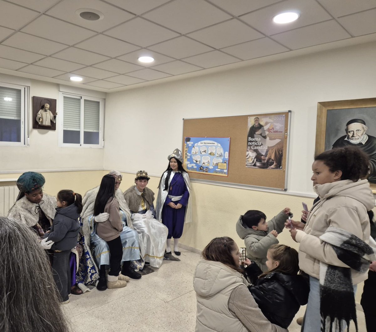 La Parroquia San Vicente de Paúl de Carabanchel (<a href="/ParroquiaPaul/">Parroquia San Vicente de Paúl. Carabanchel, Madrid</a>) celebró ayer, con los niños de Catequesis Infantil, Sembradores de Estrelllas, llevando a la gente de nuestro barrio el mensaje de "Jesús nace en ti". 

El día terminó con la visita de los Reyes Magos y un chocolate