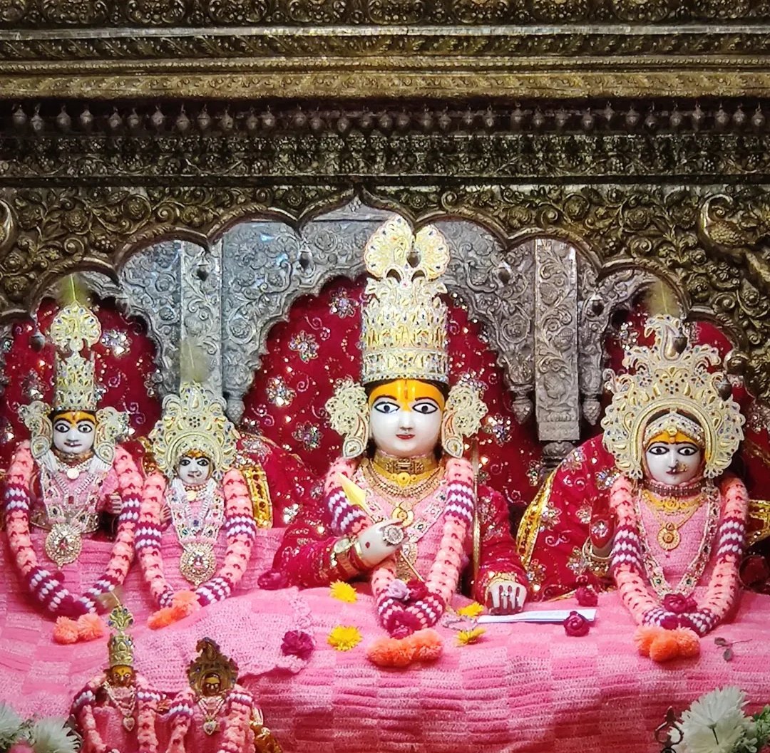 #रामलाल_प्रभू का आज #21दिसंबर2025 का #दिव्य_श्रंगार_दर्शन 😔🙏🏻
दोहा-61:-
पिता भवन उत्सव परम जौं प्रभु आयसु होइ।
तौ मैं जाउँ कृपायतन सादर देखन सोइ॥

#divyasringardarshan #aajkasringardarshan #shriramlalasringardarshan  #shriramcharitmanas #balkand #21december2025 #sunday