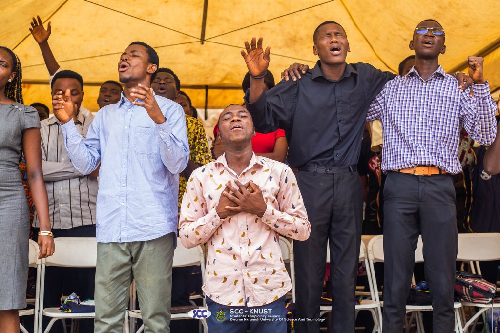 “The Lord is my strength and my shield; my heart trusted in him, and I am helped.

— Psalm 28:7 (KJV)

Nea wo de m’abeduru nie 🎶 
W’ayeyi rennsa da Agyenkwa ee 🎶 

……………. 🎶