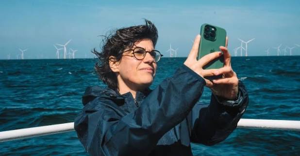 Tinne Van der Straeten aura réussi une trajectoire exemplaire de la « transition énergétique » : avocate conseillant Gazprom, puis ministre belge de l’Énergie (2020–2025), où elle accompagne l’affaiblissement du nucléaire au nom du climat. Et la voilà désormais prête à rejoindre