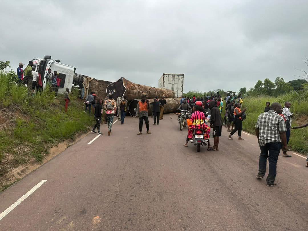ebalemozindo's tweet image. #RDC: #KONGO #CENTRAL. 

Accident sur la RN1 : circulation interrompue à Nkunda. 
​Ce dimanche matin, un accident a eu lieu sur la Route Nationale 1, près du croisement de Kolo-Fuma (territoire de Mbanza-Ngungu). Pour éviter de percuter un bus, le chauffeur d'un poids lourd