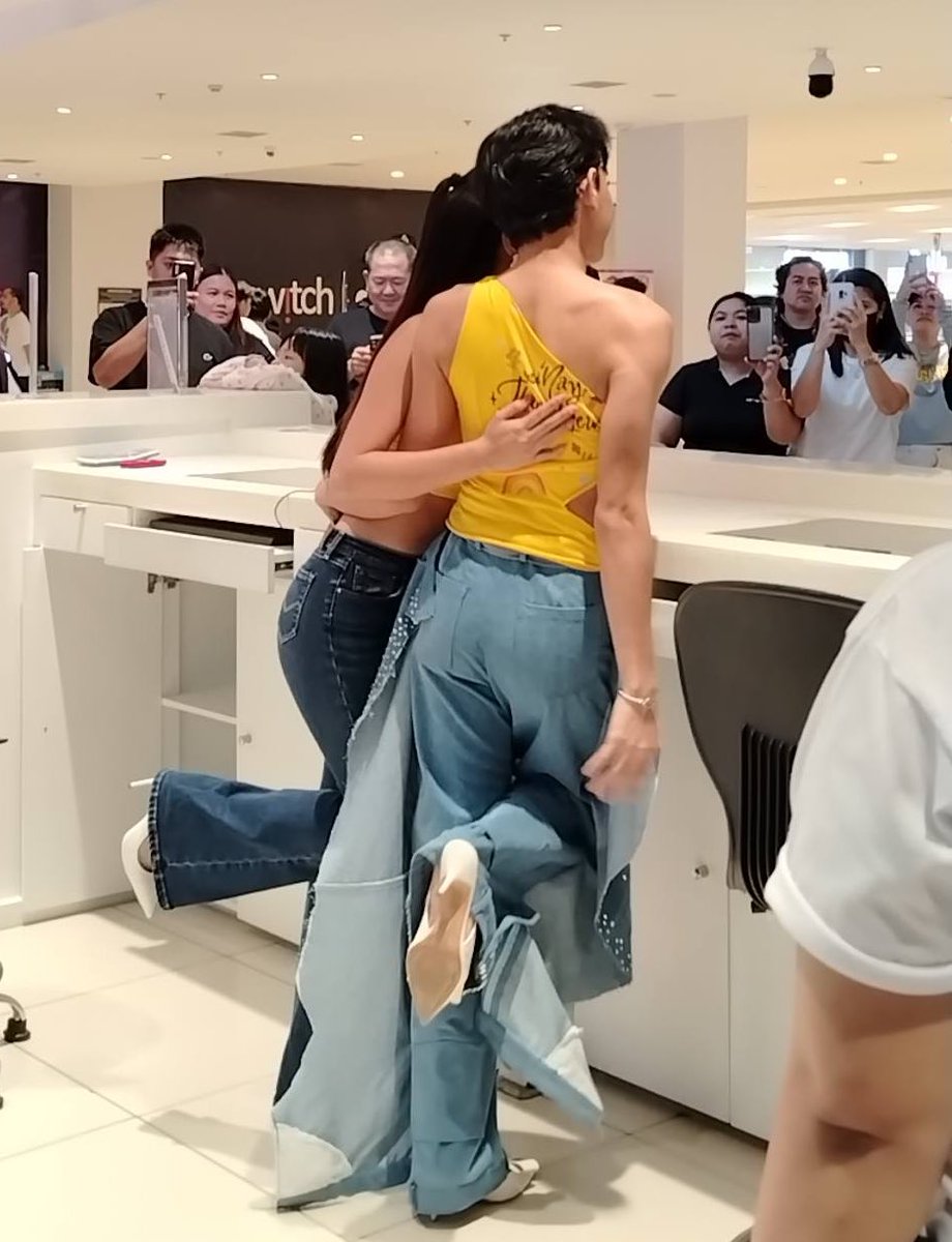 sce_stan's tweet image. na para bang kita ang paa nila hahahaha magkambal nga