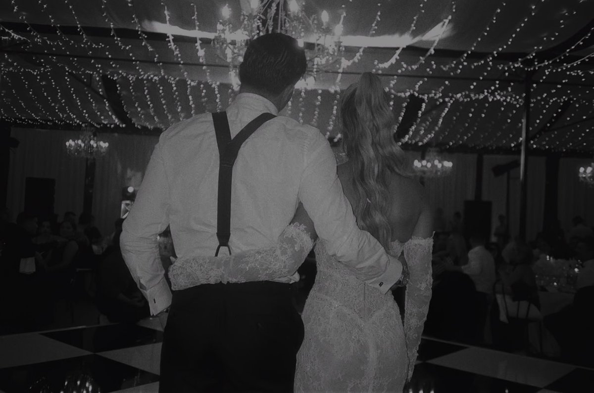 para siempre. 🤍 
open.spotify.com/track/7q9YKaWx…